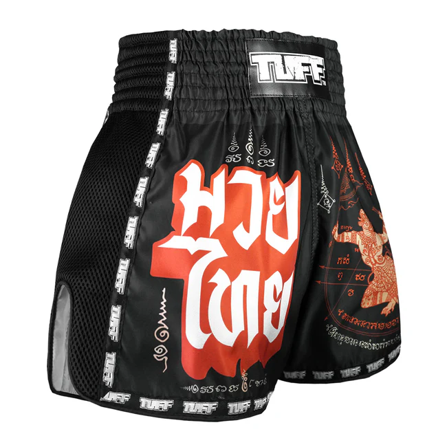 Pantaloncini Muay Thai Tuff Hanuman Black TUF-MSC102-BLK, per allenamenti e match di Muay Thai, Kickboxing. Pantaloncini Made in Thailand, comodi e leggeri realizzati in Microfiber, resistenti e durevoli. Stampa in Sublimazione.