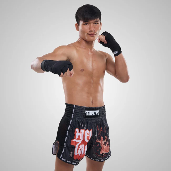 Pantaloncini Muay Thai Tuff Hanuman Black TUF-MSC102-BLK, per allenamenti e match di Muay Thai, Kickboxing. Pantaloncini Made in Thailand, comodi e leggeri realizzati in Microfiber, resistenti e durevoli. Stampa in Sublimazione.