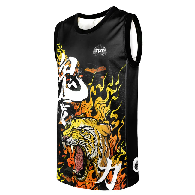 T-Shirt Smanicata Tuff Mazuka Nero/Arancione TUF-TT108 per allenamenti di Muay Thai e Kickboxing. Made in Thailand, Grafica Sublimata, qualità eccellente. Leggere e comode.