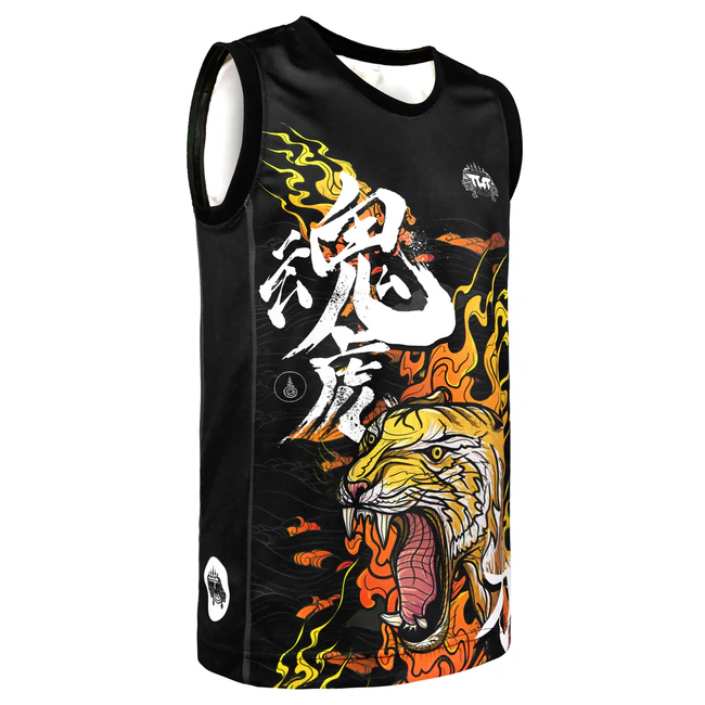 T-Shirt Smanicata Tuff Mazuka Nero/Arancione TUF-TT108 per allenamenti di Muay Thai e Kickboxing. Made in Thailand, Grafica Sublimata, qualità eccellente. Leggere e comode.