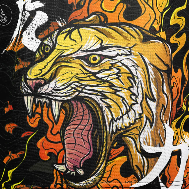 T-Shirt Smanicata Tuff Mazuka Nero/Arancione TUF-TT108 per allenamenti di Muay Thai e Kickboxing. Made in Thailand, Grafica Sublimata, qualità eccellente. Leggere e comode.