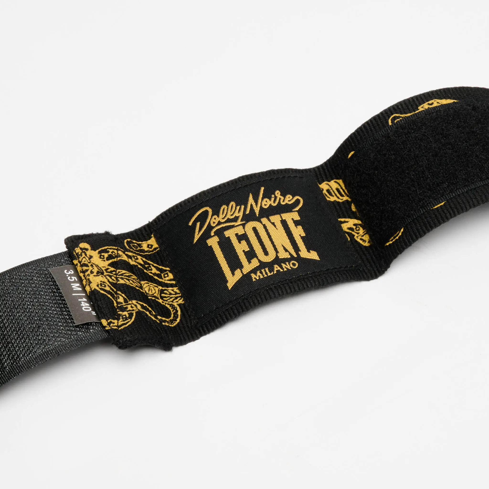 Bendaggi Boxe Leone x Dolly Noire Nero/Oro AB705DN per allenamenti di Boxe, Kickboxing, MMA e Muay Thai. Fasce con chiusura Velcro. Protezione polso e nocche.