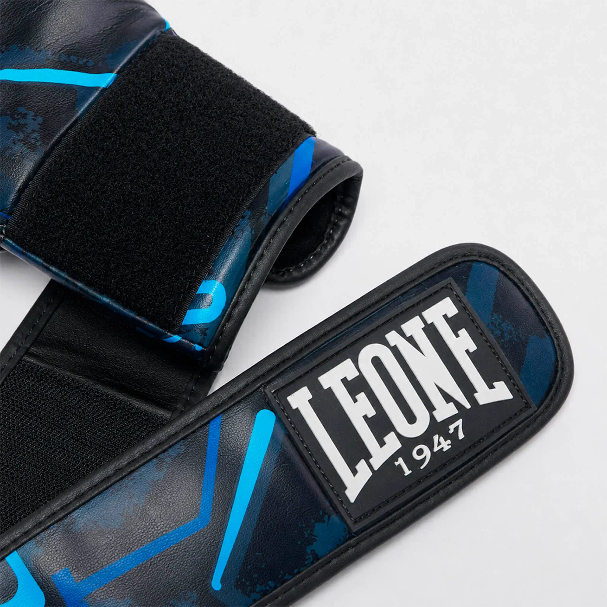Guanti MMA Cage Leone 1947 Blu 8 oz GP123. Guanti MMA Sparring per allenamenti e match di Mixed Martial Arts.