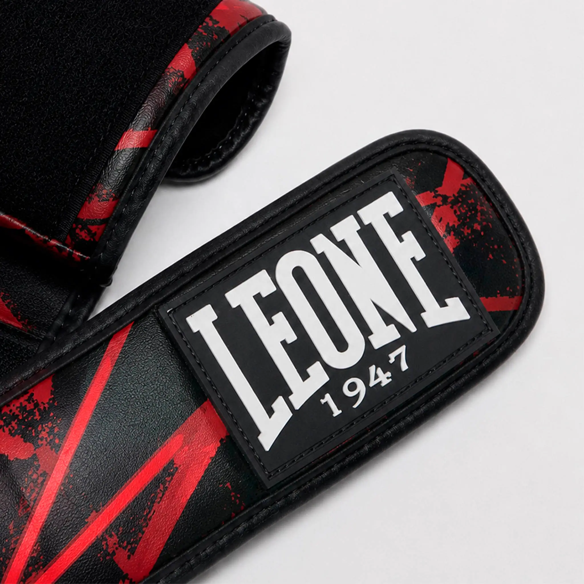 Guanti MMA Cage Leone 1947 Rosso 8 oz GP123. Guanti MMA Sparring per allenamenti e match di Mixed Martial Arts.