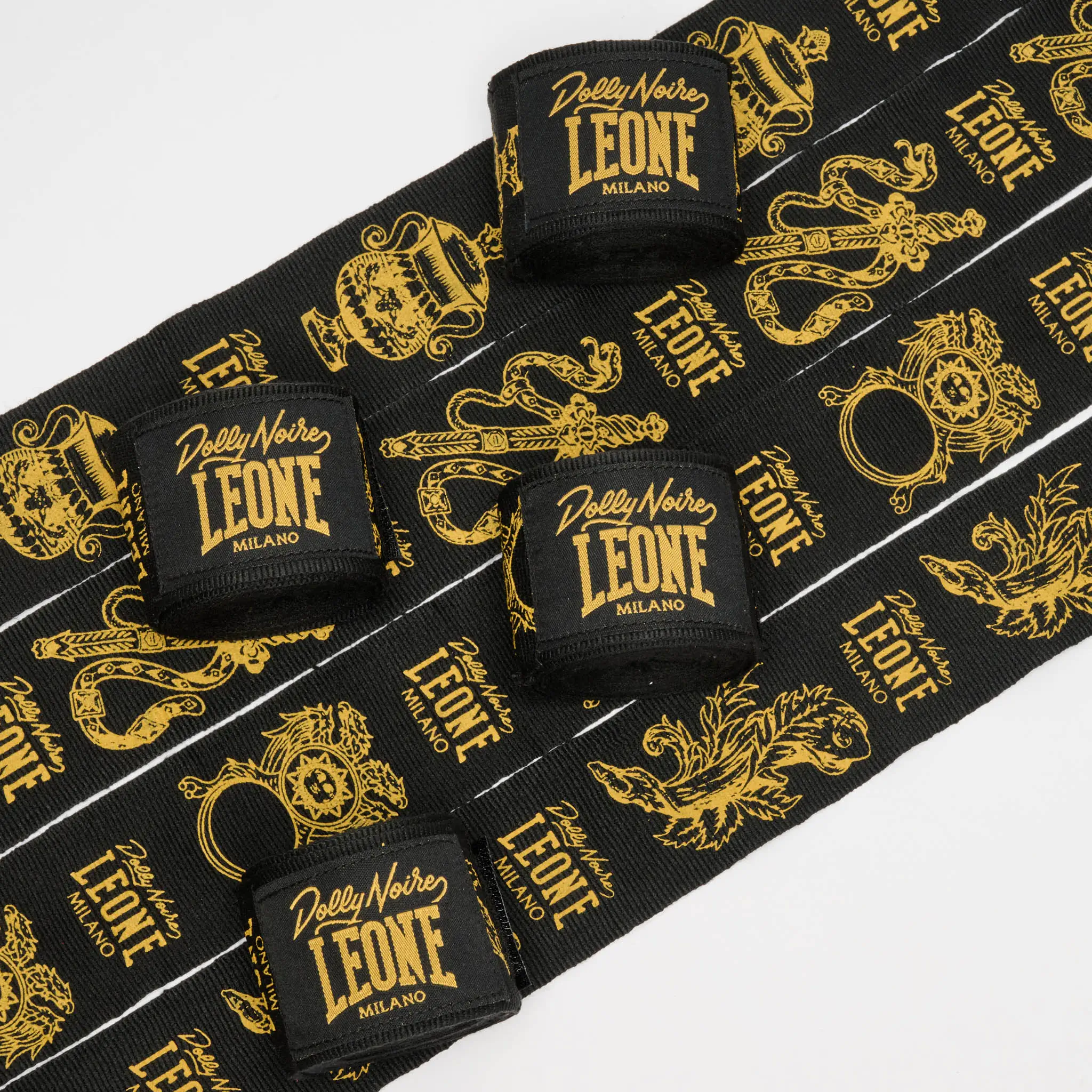 Bendaggi Boxe Leone x Dolly Noire Nero/Oro AB705DN per allenamenti di Boxe, Kickboxing, MMA e Muay Thai. Fasce con chiusura Velcro. Protezione polso e nocche.