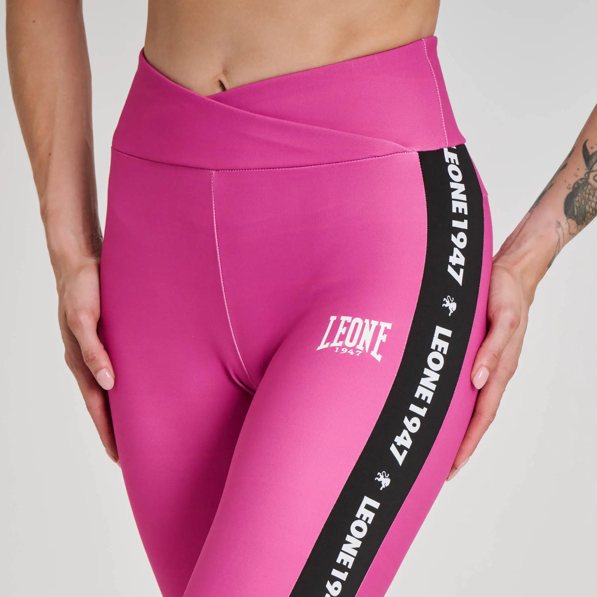 Leggings donna Leone 1947 Tape 47 ABX229 Fucsia per allenamenti di Kickboxing, Muay Thai, MMA e Palestra.