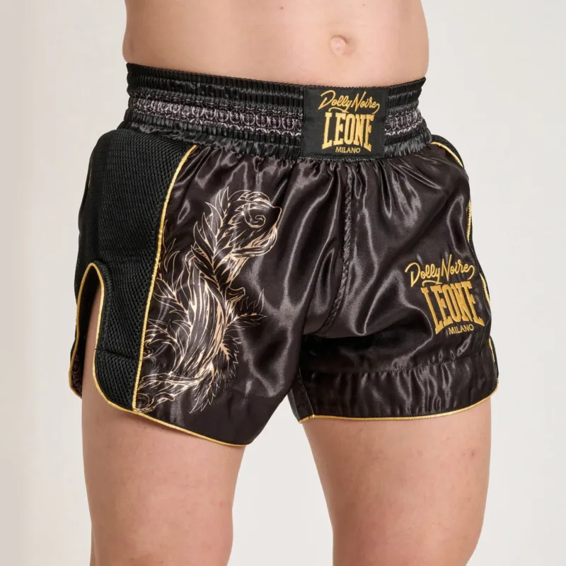 Pantaloncini Muay Thai, Kickboxing Leone X Dolly Noire AB02DN Nero per allenamenti e match di Muay Thai e Kickboxing. Edizione limitata Leone 1947, nuova collezione 26/27.