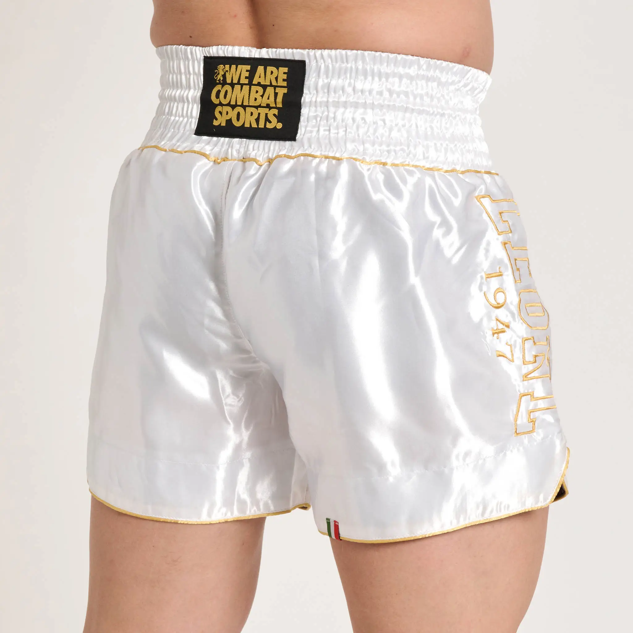 Pantaloncini Leone 1947 DNA Premium AB969 Bianco/Oro per allenamenti e match di Kickboxing e Muay Thai. Nuova collezione Leone 1947
