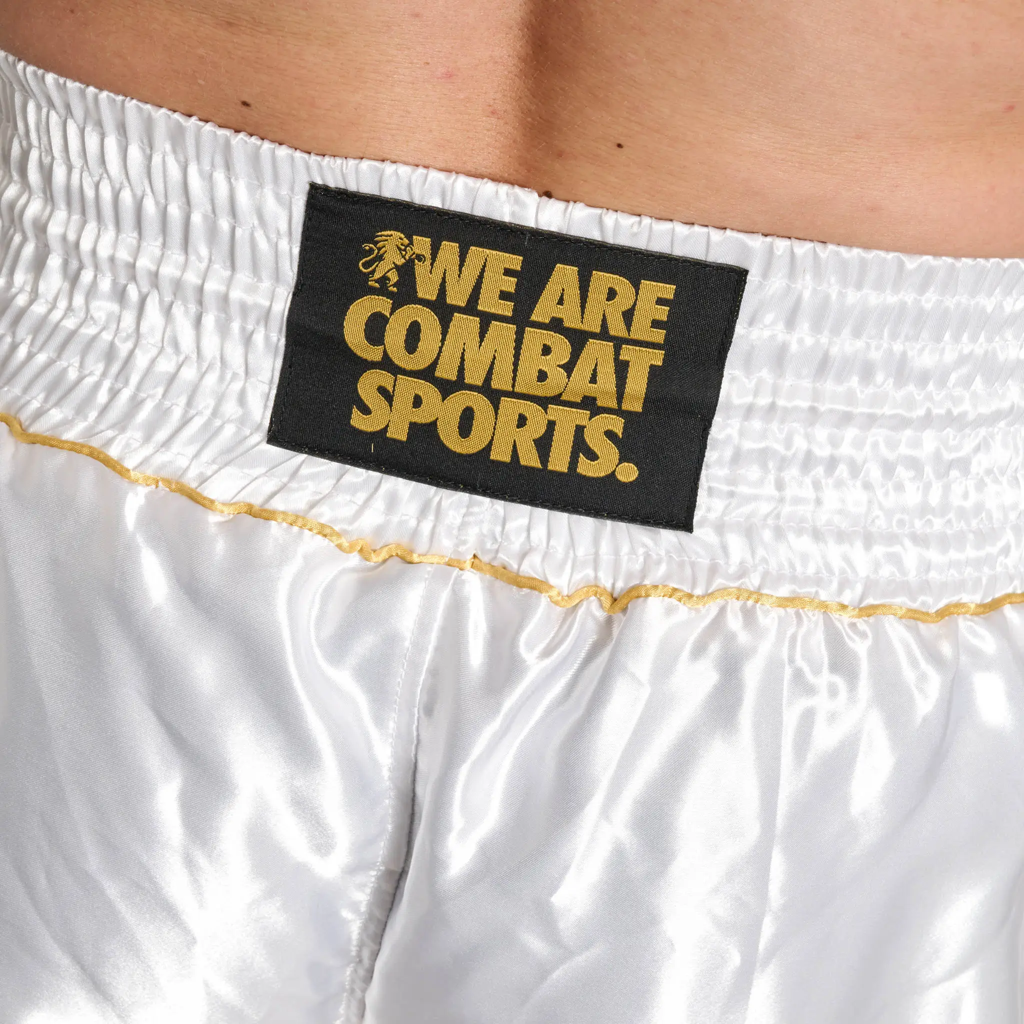 Pantaloncini Leone 1947 DNA Premium AB969 Bianco/Oro per allenamenti e match di Kickboxing e Muay Thai. Nuova collezione Leone 1947
