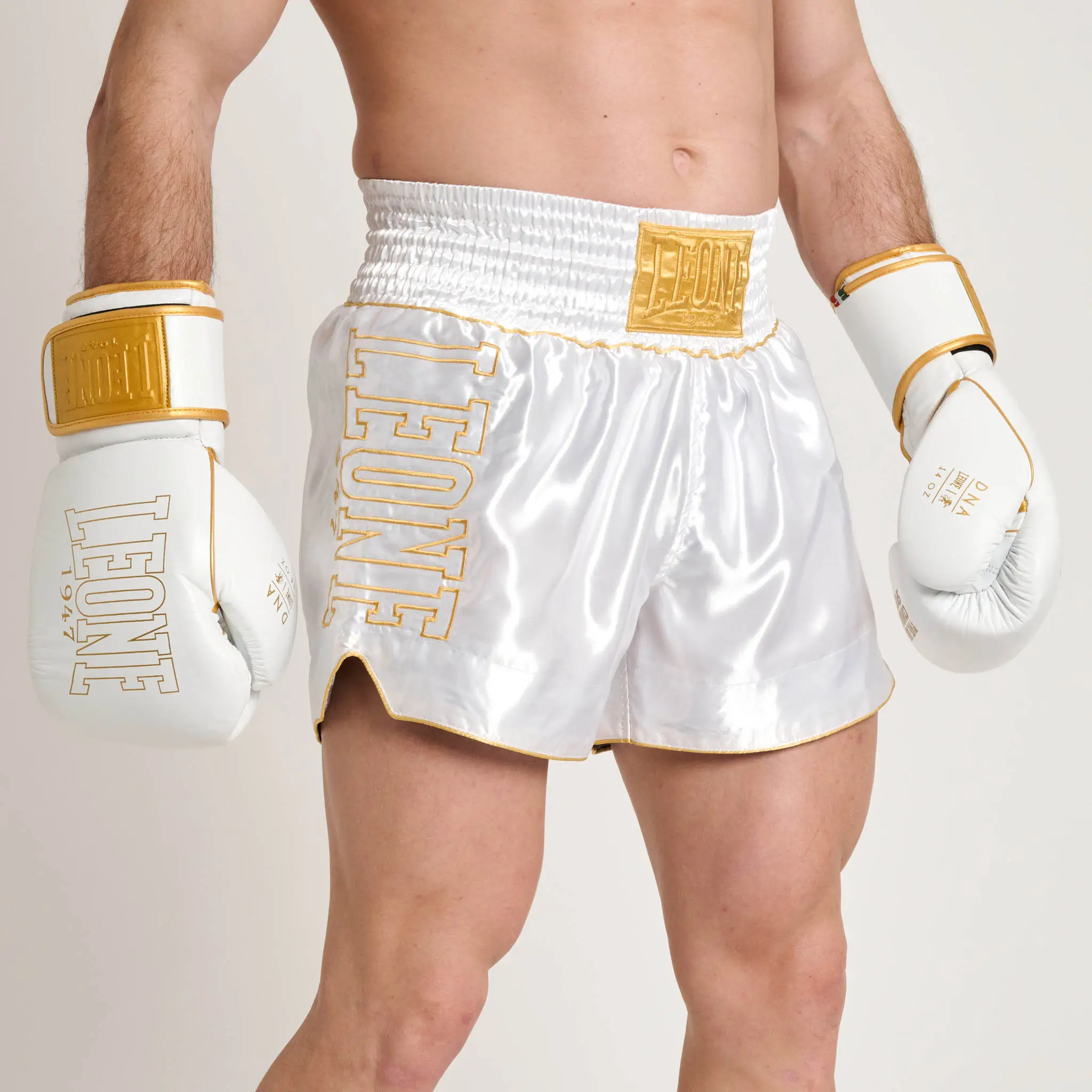 Pantaloncini Leone 1947 DNA Premium AB969 Bianco/Oro per allenamenti e match di Kickboxing e Muay Thai. Nuova collezione Leone 1947