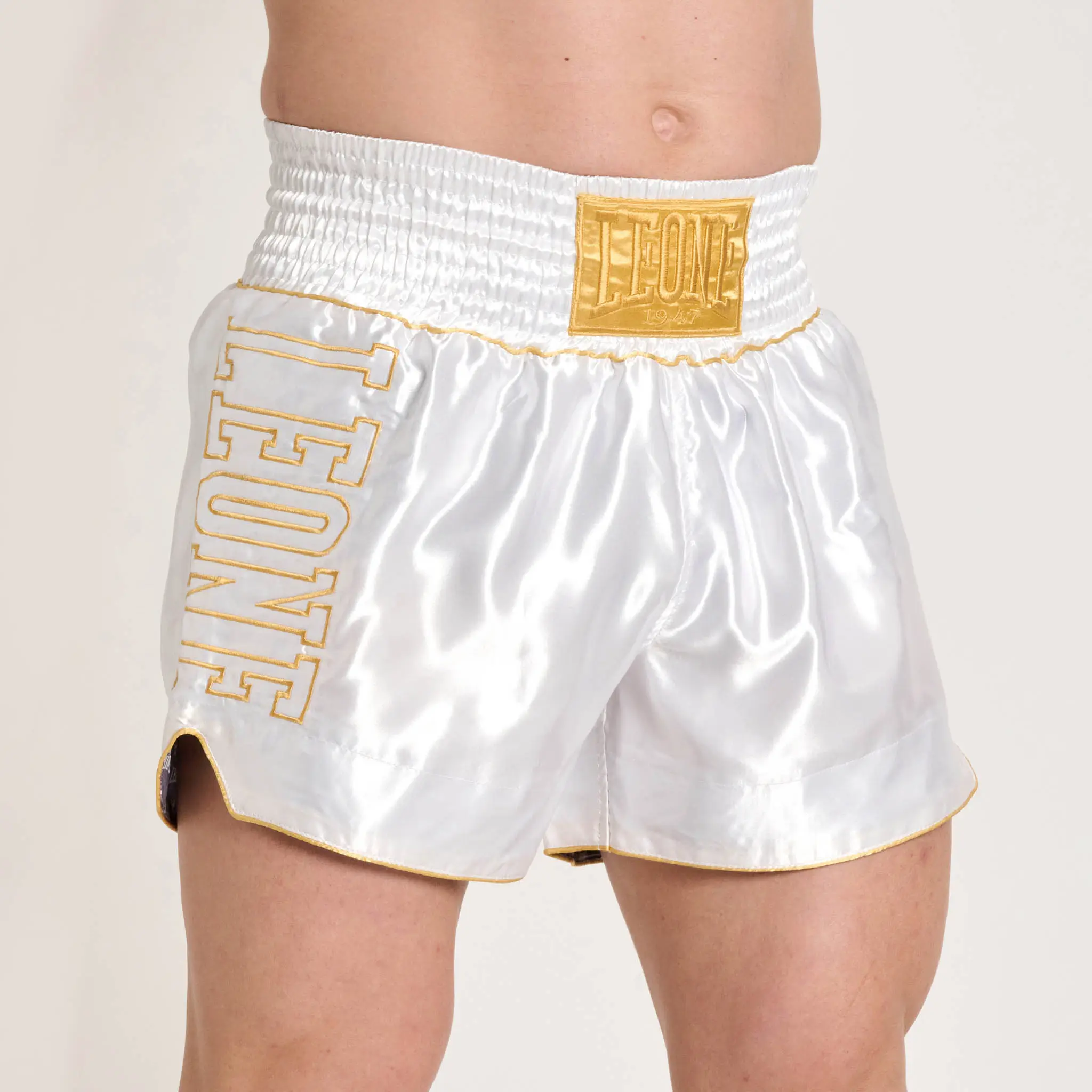 Pantaloncini Leone 1947 DNA Premium AB969 Bianco/Oro per allenamenti e match di Kickboxing e Muay Thai. Nuova collezione Leone 1947
