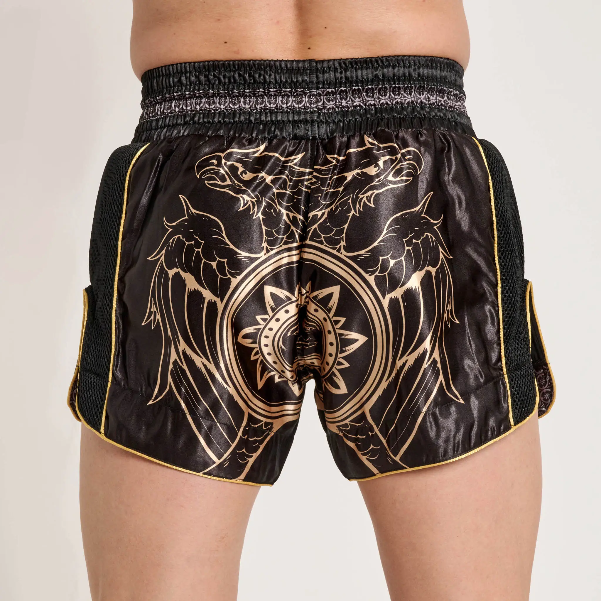 Pantaloncini Muay Thai, Kickboxing Leone X Dolly Noire AB02DN Nero per allenamenti e match di Muay Thai e Kickboxing. Edizione limitata Leone 1947, nuova collezione 26/27.