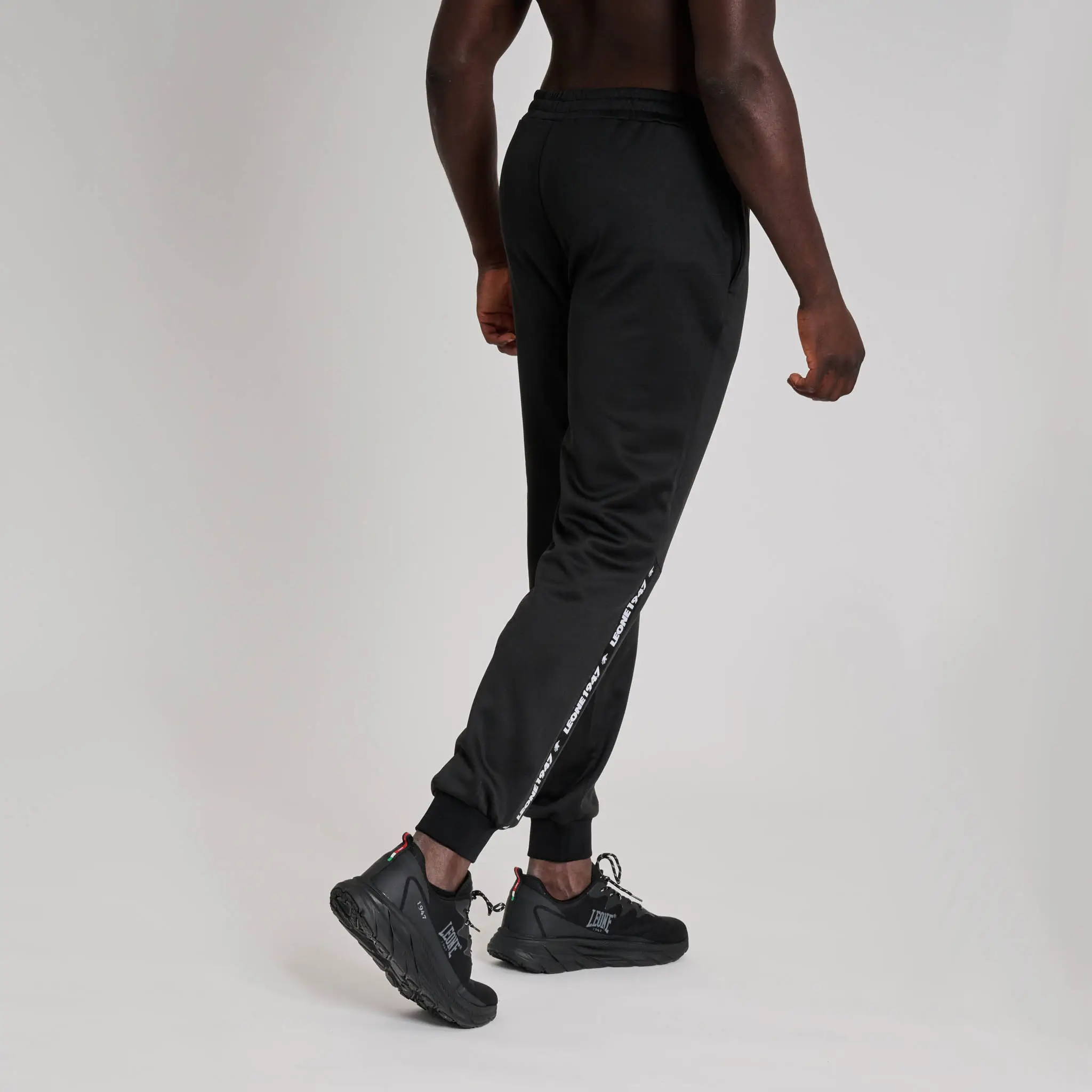 Pantalone Tuta Leone 1947 Tape 47 Nero ABX220 per allenamenti palestra e tempo libero. Tuta uomo Leone 1947 Tape 47.