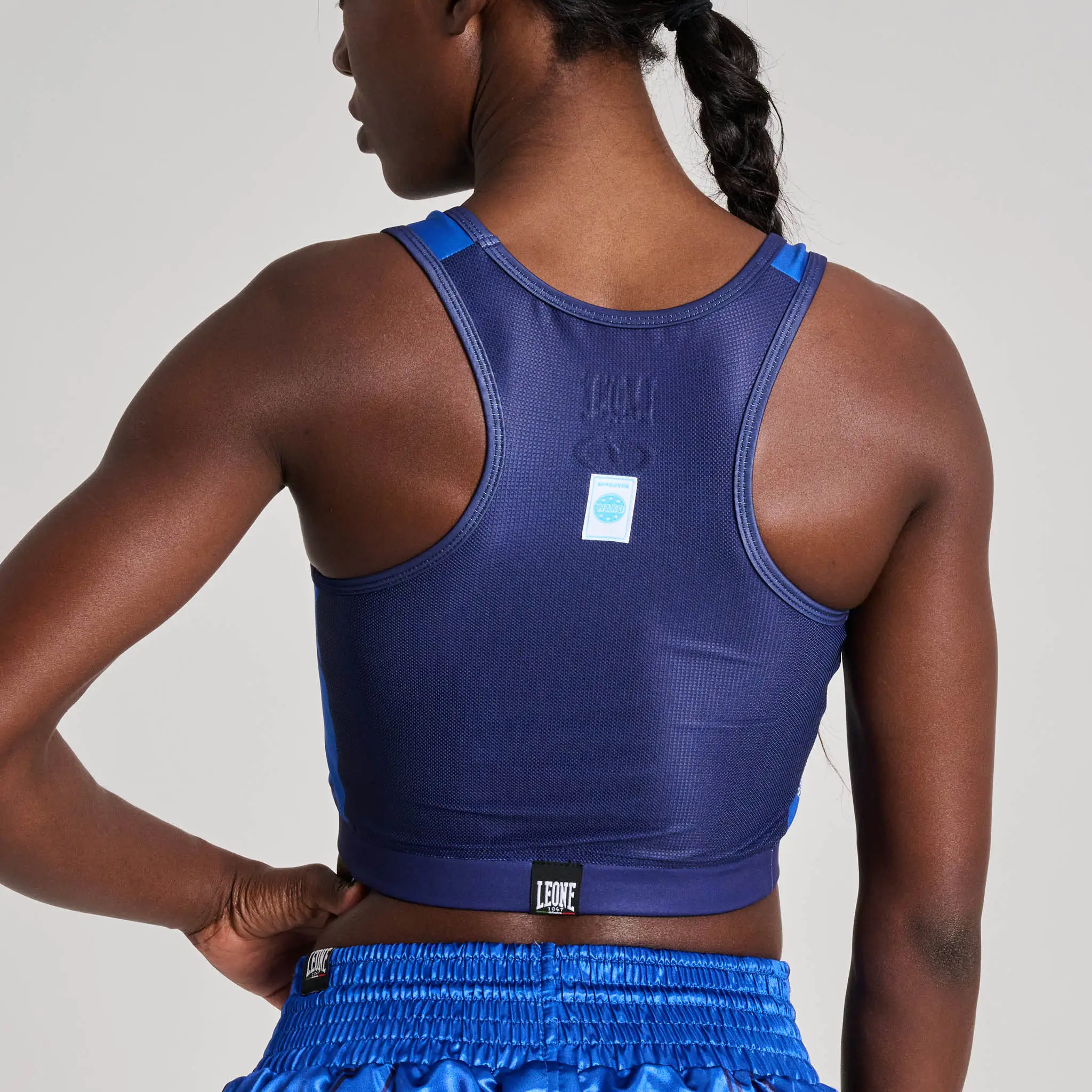 Paraseno WAKO Leone1947 Blu AB993 per Gare Federkombat di Light Contact, Kick Light, Full Contact, Kickboxing, Kick Light. Top donna con protezione rigida per allenamenti MMA, Kickboxing e Boxe.