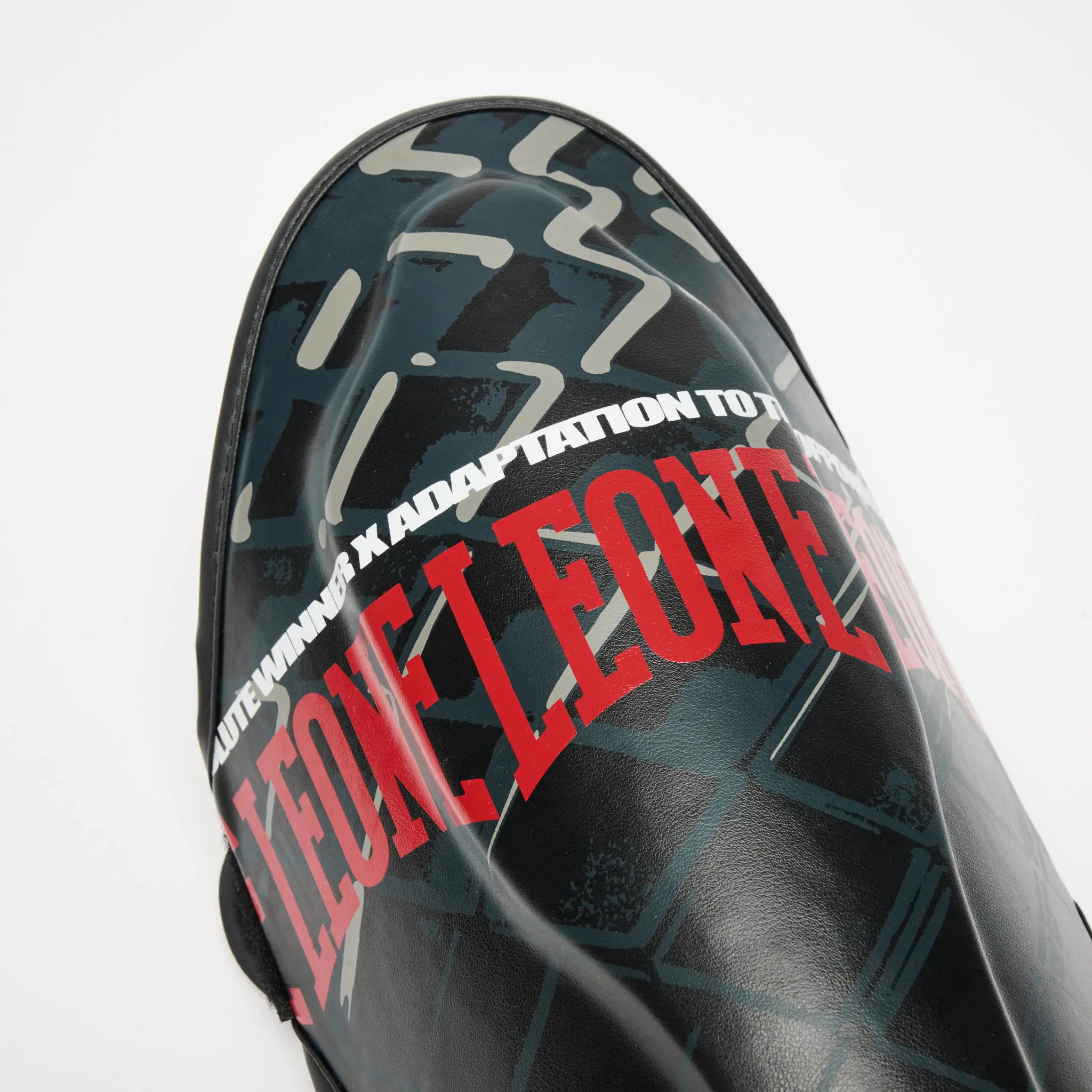 Paratibie Leone 1947 MMA Cage Grigio/Nero PT163-27 per allenamenti di MMA, Muay Thai e Kickboxing. Paratibie da allenamento strutturato e protettivo.