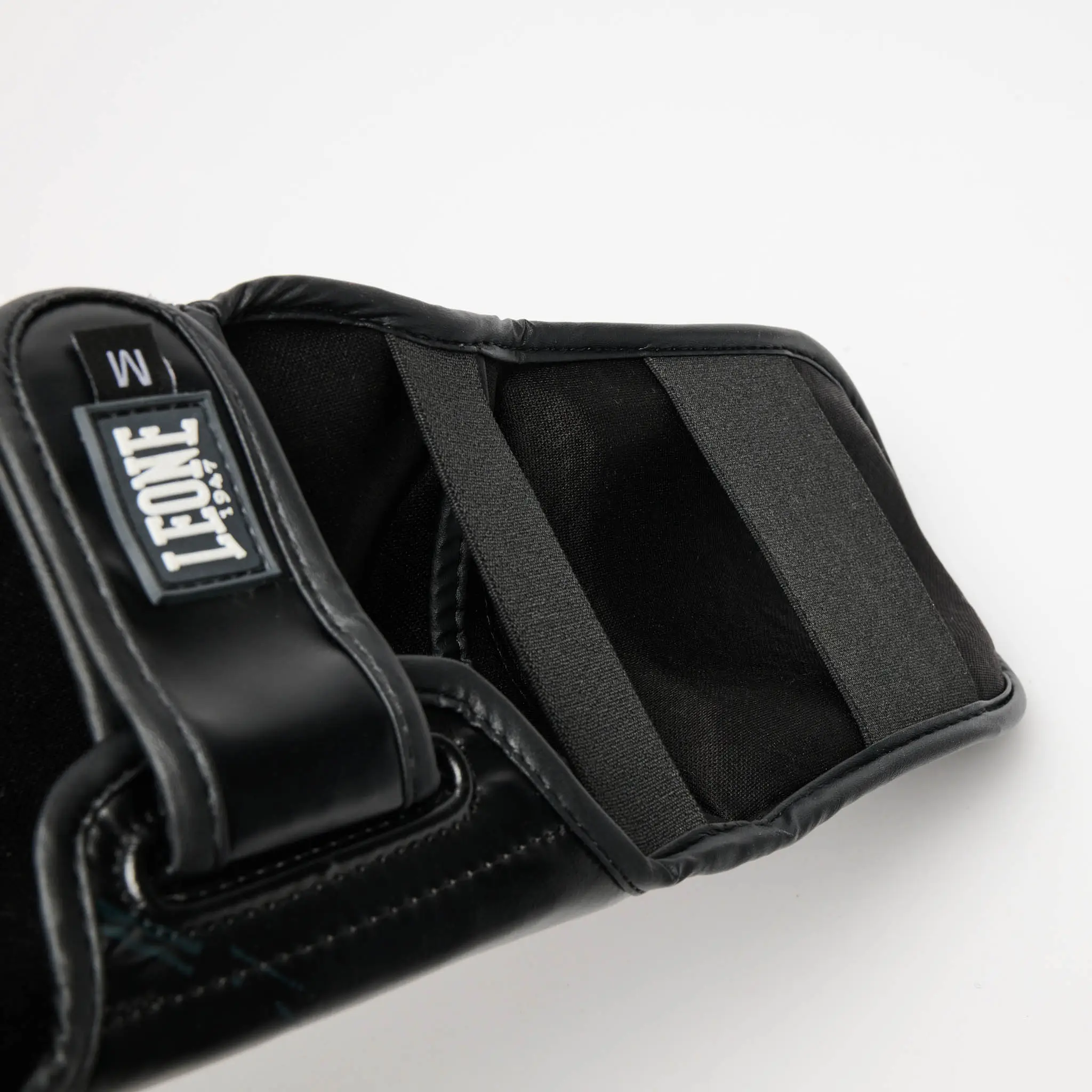Paratibie Leone 1947 MMA Cage Grigio/Nero PT163-27 per allenamenti di MMA, Muay Thai e Kickboxing. Paratibie da allenamento strutturato e protettivo.
