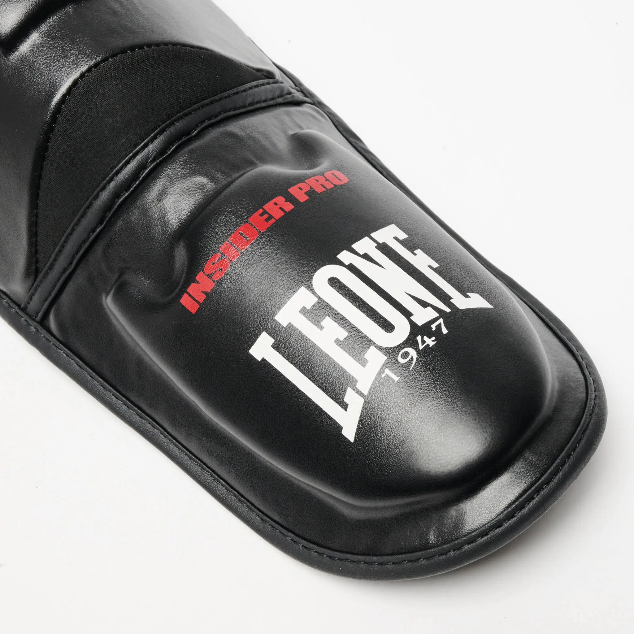 Paratibie Leone 1947 MMA Cage Grigio/Nero PT163-27 per allenamenti di MMA, Muay Thai e Kickboxing. Paratibie da allenamento strutturato e protettivo.