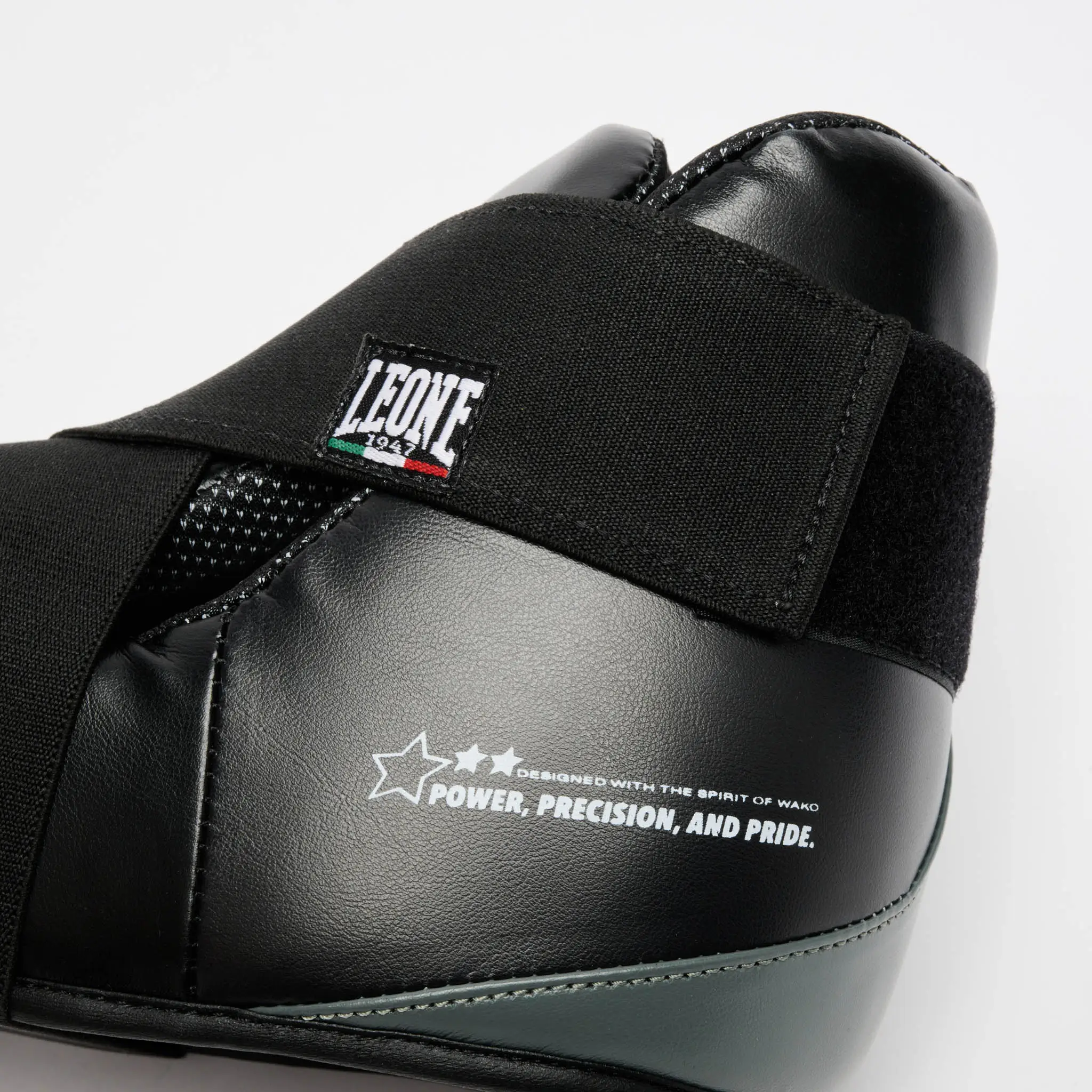 Calzari Kickboxing WAKO Leone 1947 Nero CL167-01 per gare e competizioni di Kickboxing, Kick Light, Low Kick e Full Contact. Protezioni omologate federkombat e WAKO.