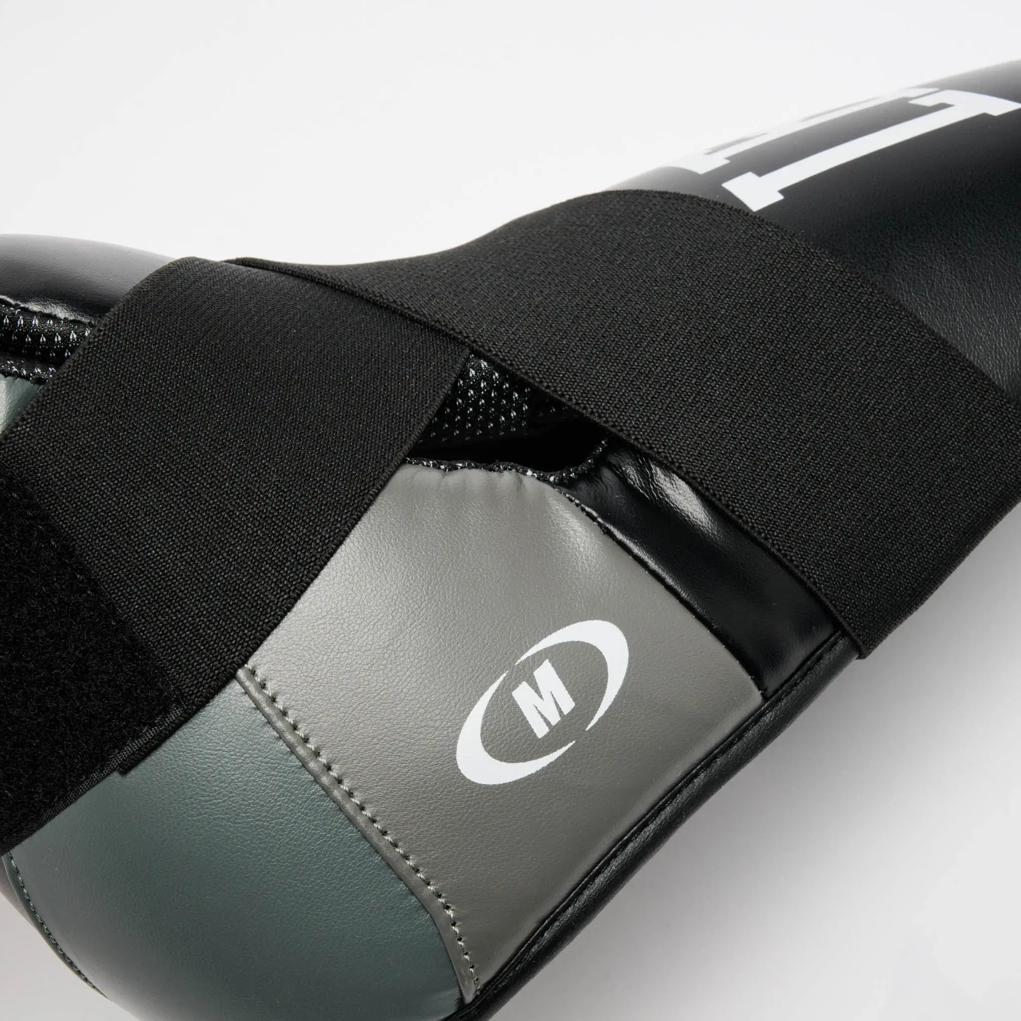 Calzari Kickboxing WAKO Leone 1947 Nero CL167-01 per gare e competizioni di Kickboxing, Kick Light, Low Kick e Full Contact. Protezioni omologate federkombat e WAKO.