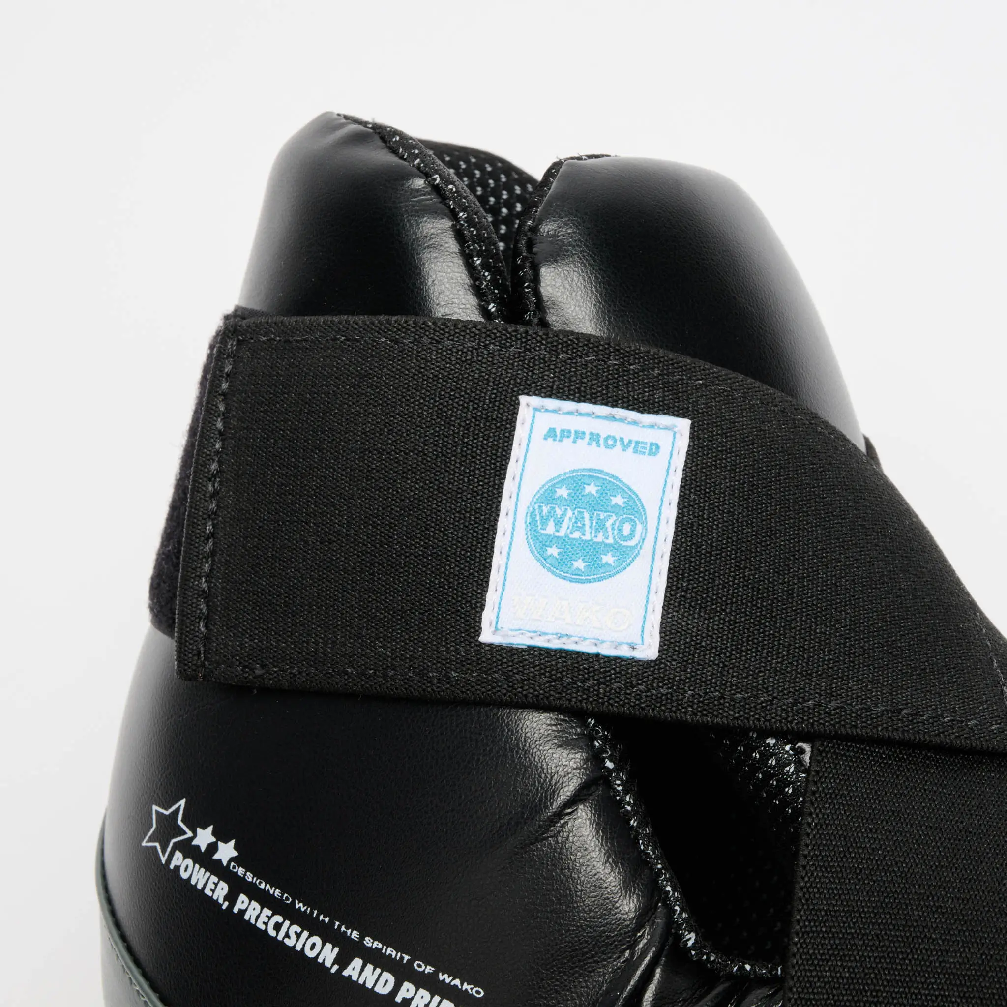 Calzari Kickboxing WAKO Leone 1947 Nero CL167-01 per gare e competizioni di Kickboxing, Kick Light, Low Kick e Full Contact. Protezioni omologate federkombat e WAKO.