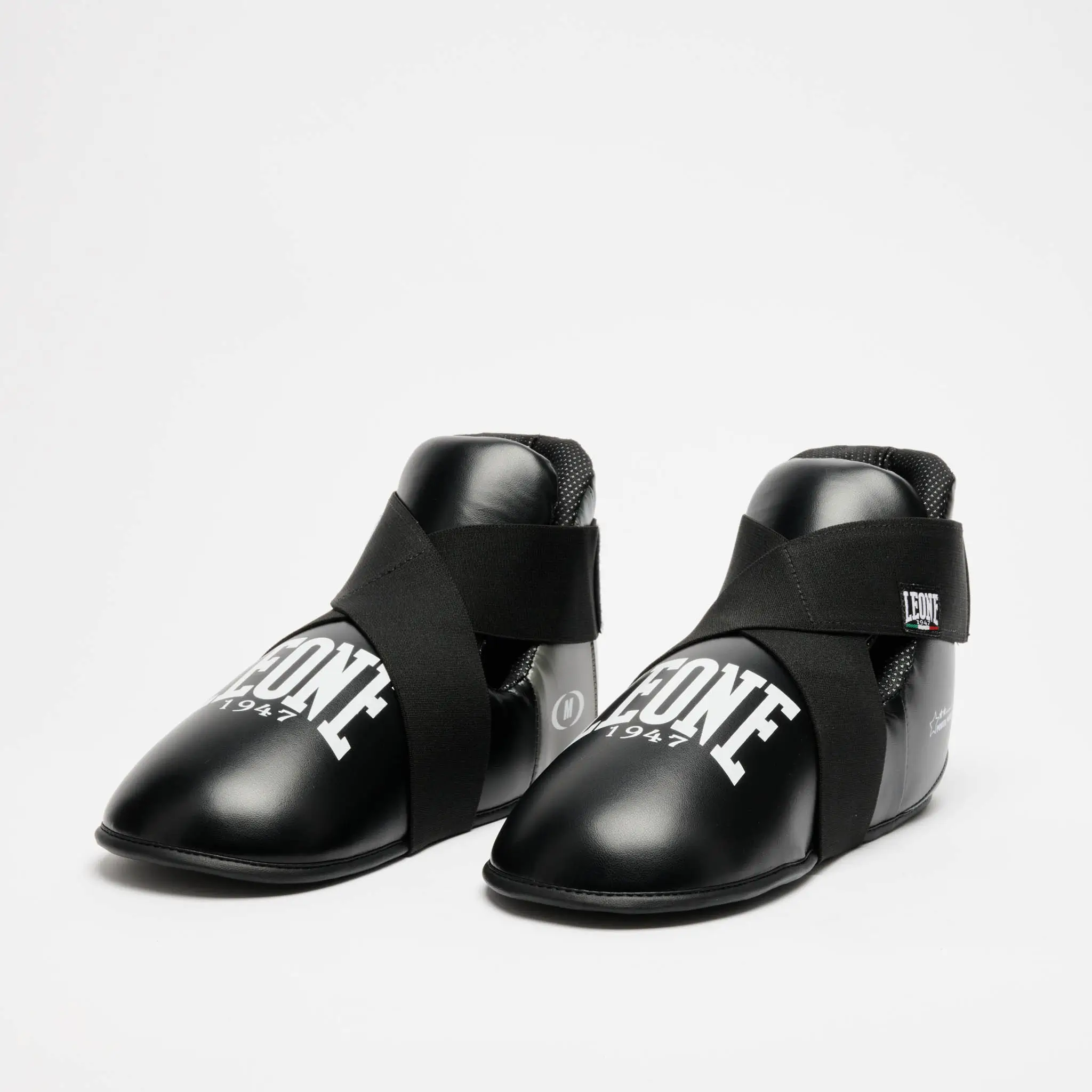 Calzari Kickboxing WAKO Leone 1947 Nero CL167-01 per gare e competizioni di Kickboxing, Kick Light, Low Kick e Full Contact. Protezioni omologate federkombat e WAKO.