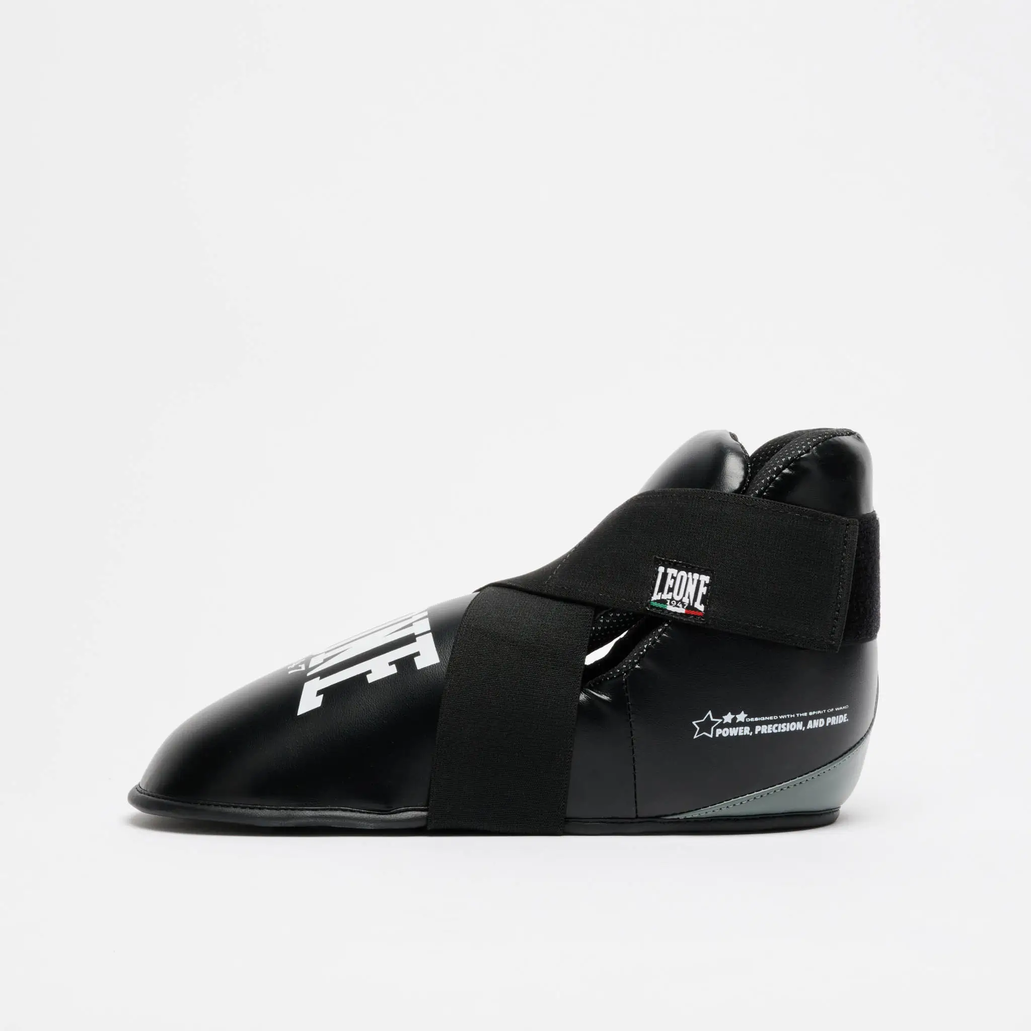 Calzari Kickboxing WAKO Leone 1947 Nero CL167-01 per gare e competizioni di Kickboxing, Kick Light, Low Kick e Full Contact. Protezioni omologate federkombat e WAKO.