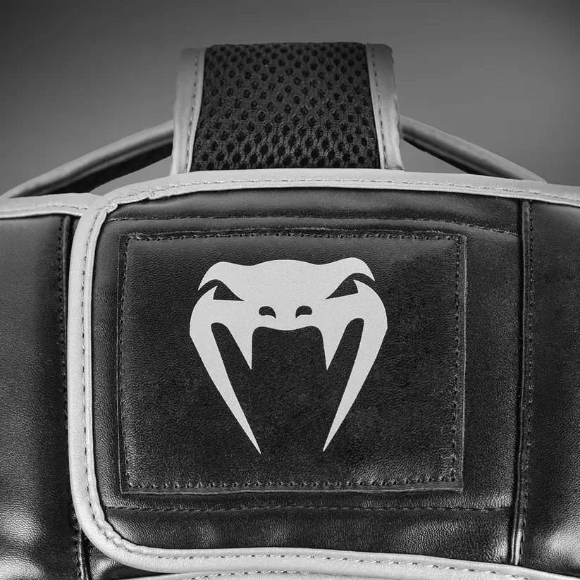 Caschetto Venum Challenger Nero/Silver VENUM-2052-128 per allenamenti e sparring di Muay Thai, Boxe, Kickboxing ed MMA. Caschetto allenamento basic con parazigoni e paramento.