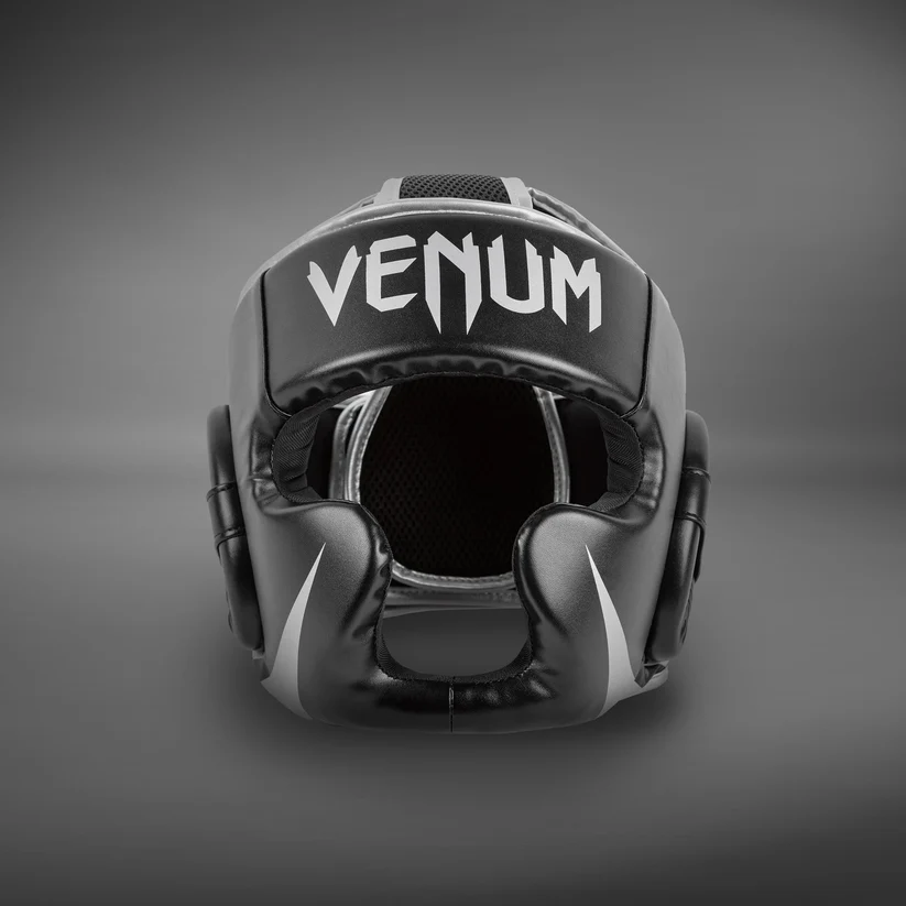 Caschetto Venum Challenger Nero/Silver VENUM-2052-128 per allenamenti e sparring di Muay Thai, Boxe, Kickboxing ed MMA. Caschetto allenamento basic con parazigoni e paramento.