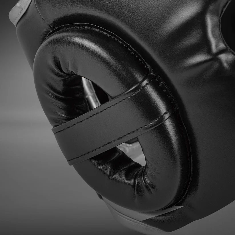 Caschetto Venum Challenger Nero/Silver VENUM-2052-128 per allenamenti e sparring di Muay Thai, Boxe, Kickboxing ed MMA. Caschetto allenamento basic con parazigoni e paramento.