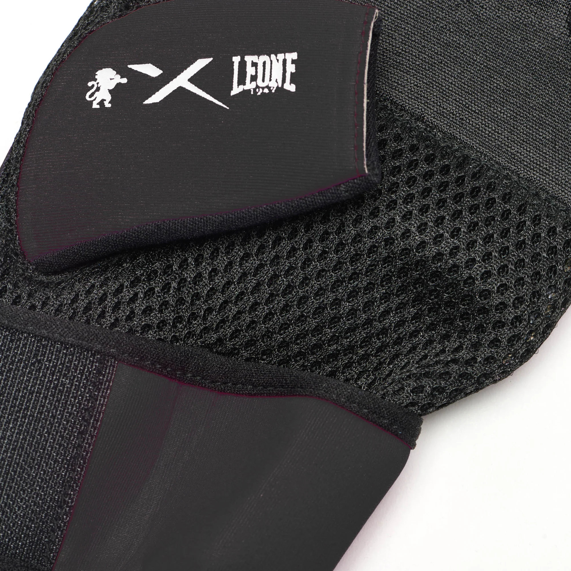Guanti Basic Fit Leone 1947 GK100 Nero per allenamenti di Fit Boxe. Guantino leggero Fitness Leone 1947.
