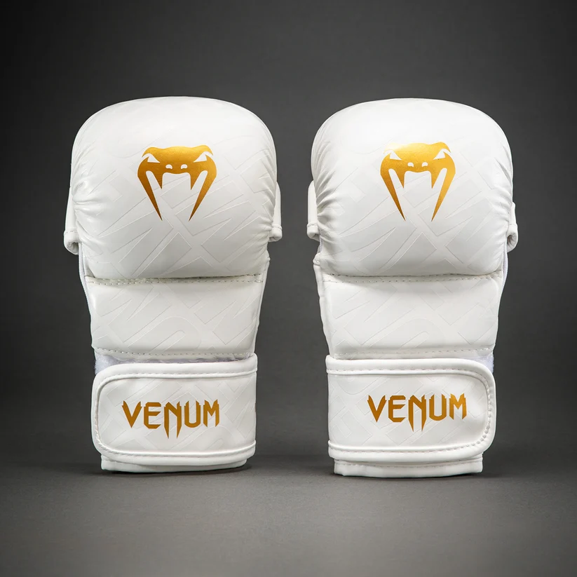 Guanti MMA Venum Contender 1.5 xt 3D Bianco/Oro per allenamenti e match di MMA. Guantini aperti per Ground and Pound e prese.