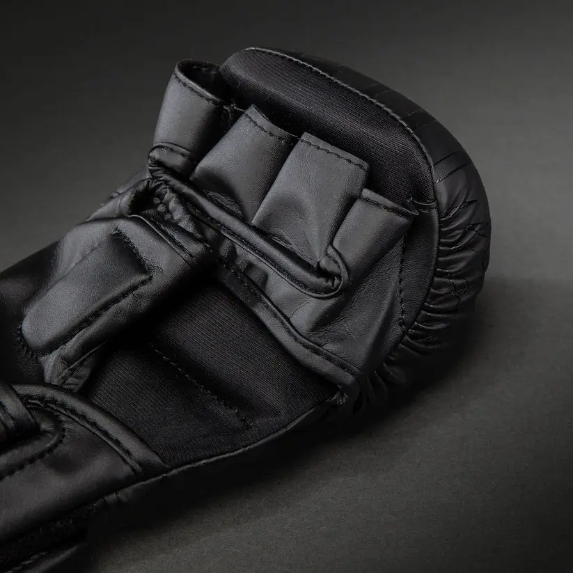 Guanti MMA Venum Contender 1.5 xt 3D Nero/Oro per allenamenti e match di MMA. Guantini aperti per Ground and Pound e prese.
