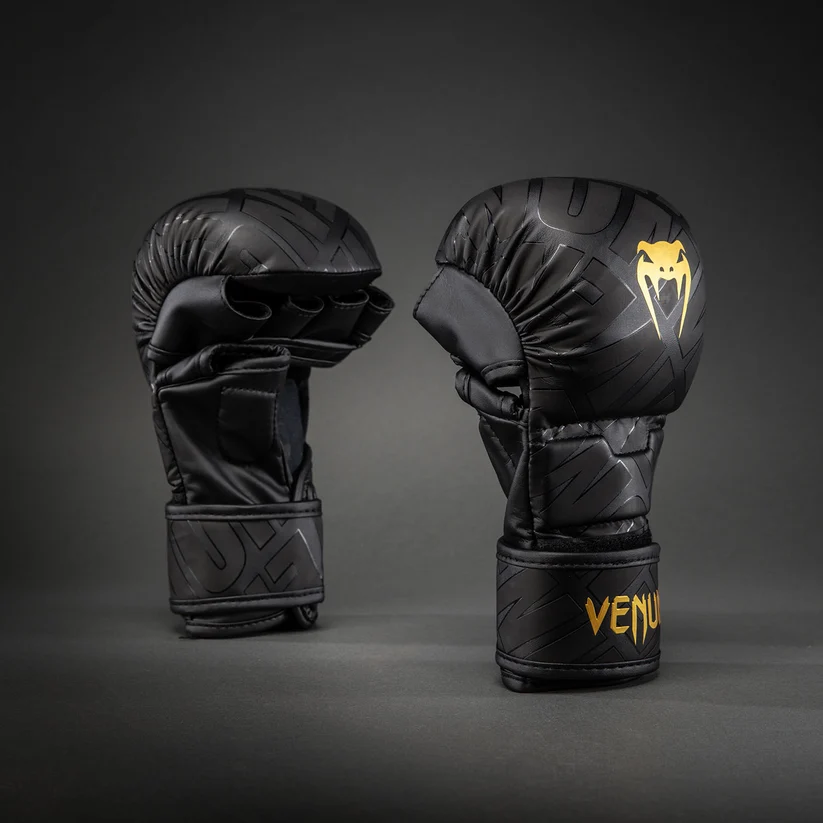 Guanti MMA Venum Contender 1.5 xt 3D Nero/Oro per allenamenti e match di MMA. Guantini aperti per Ground and Pound e prese.