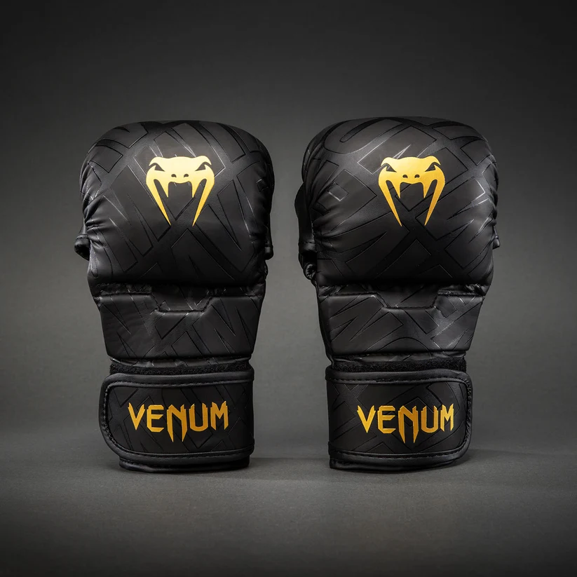 Guanti MMA Venum Contender 1.5 xt 3D Nero/Oro per allenamenti e match di MMA. Guantini aperti per Ground and Pound e prese.