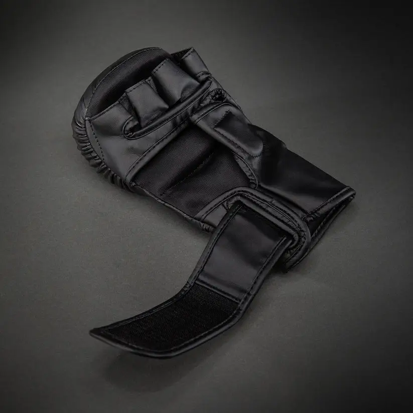 Guanti MMA Venum Contender 1.5 xt 3D Nero/Oro per allenamenti e match di MMA. Guantini aperti per Ground and Pound e prese.
