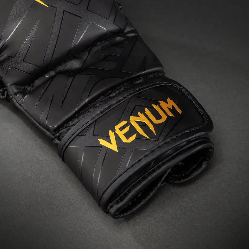 Guanti MMA Venum Contender 1.5 xt 3D Nero/Oro per allenamenti e match di MMA. Guantini aperti per Ground and Pound e prese.