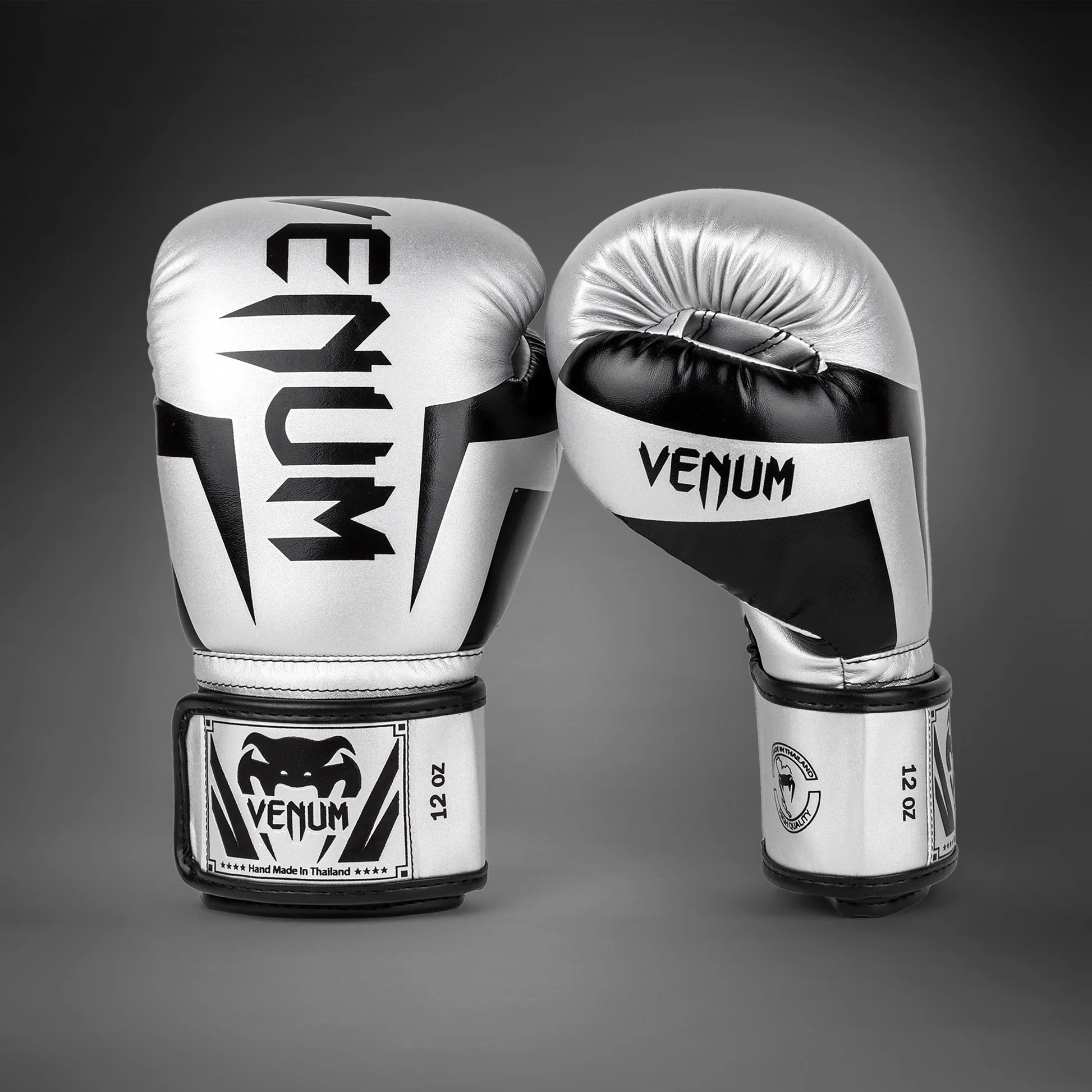 Guantoni Elite Venum Argento Venum-1392-451 per allenamenti e match di Boxe, Muay Thi e Kickboxing. Guantoni Made in Thailand per Agonisti ed esperti.