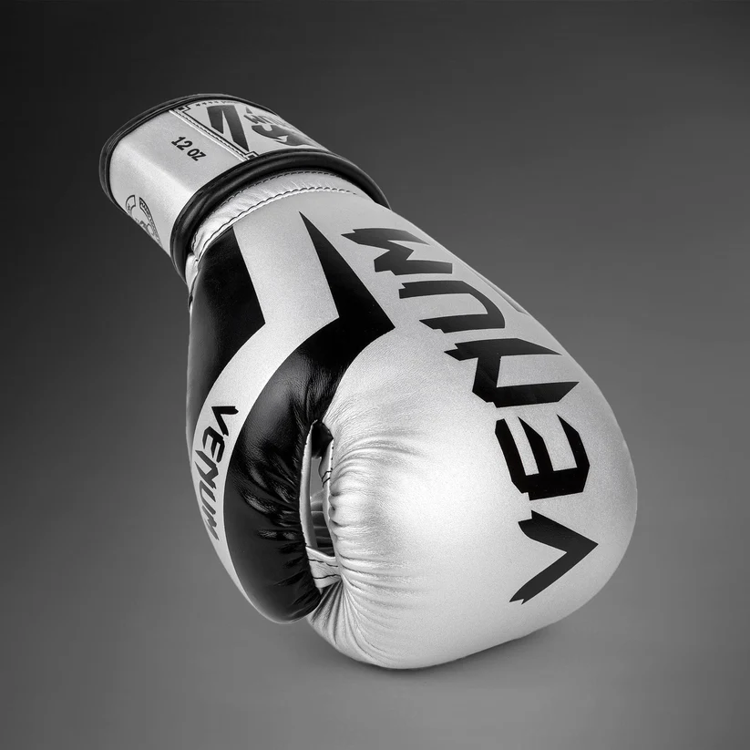 Guantoni Elite Venum Argento Venum-1392-451 per allenamenti e match di Boxe, Muay Thi e Kickboxing. Guantoni Made in Thailand per Agonisti ed esperti.