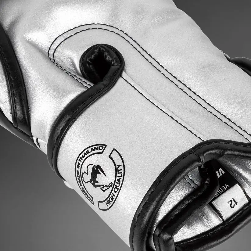 Guantoni Elite Venum Argento Venum-1392-451 per allenamenti e match di Boxe, Muay Thi e Kickboxing. Guantoni Made in Thailand per Agonisti ed esperti.