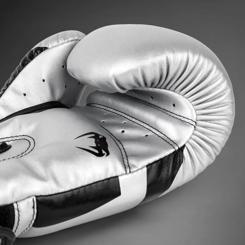 Guantoni Elite Venum Argento Venum-1392-451 per allenamenti e match di Boxe, Muay Thi e Kickboxing. Guantoni Made in Thailand per Agonisti ed esperti.