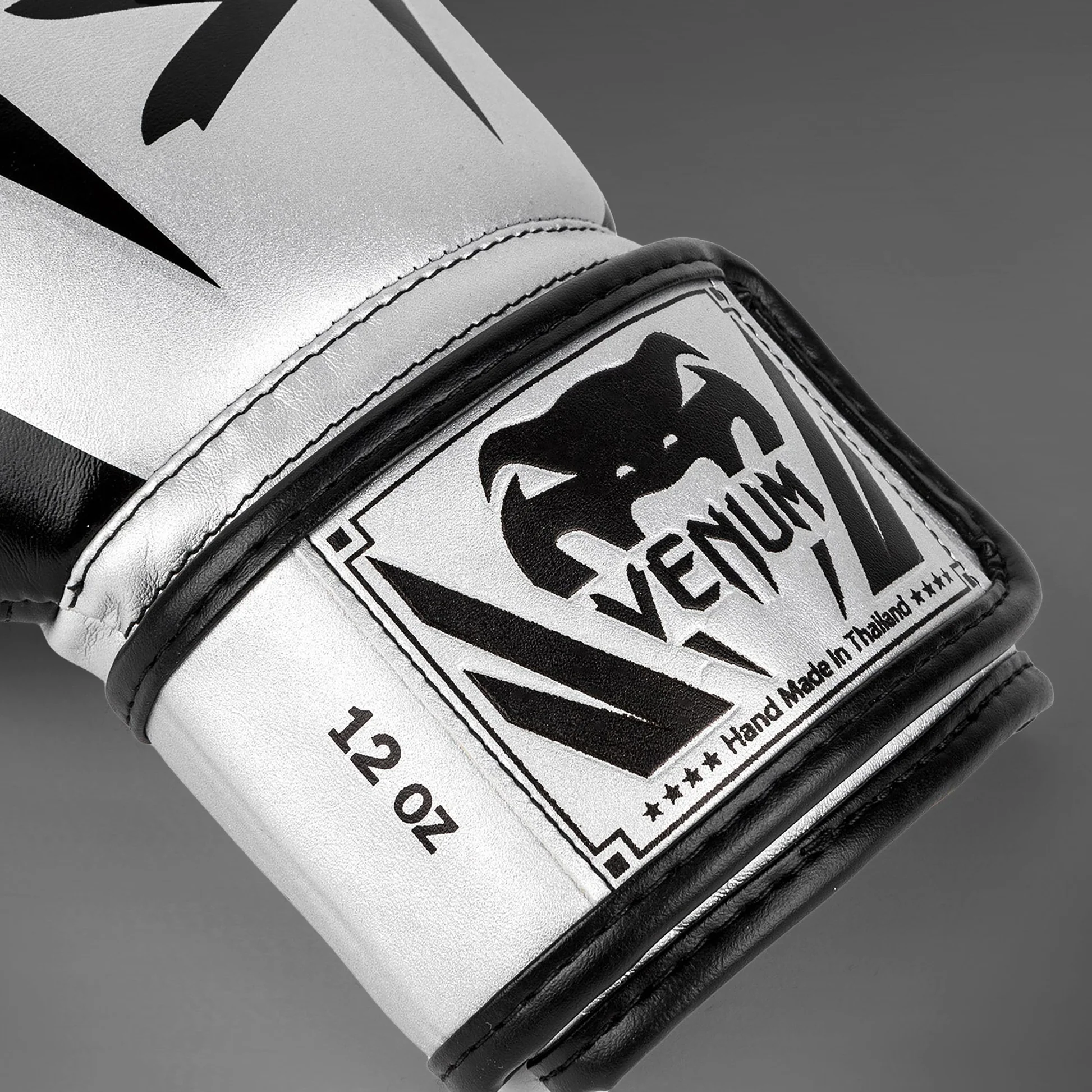 Guantoni Elite Venum Argento Venum-1392-451 per allenamenti e match di Boxe, Muay Thi e Kickboxing. Guantoni Made in Thailand per Agonisti ed esperti.