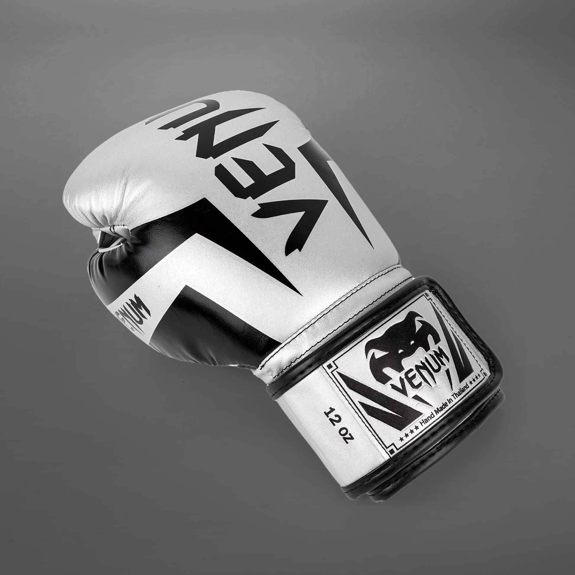 Guantoni Elite Venum Argento Venum-1392-451 per allenamenti e match di Boxe, Muay Thi e Kickboxing. Guantoni Made in Thailand per Agonisti ed esperti.