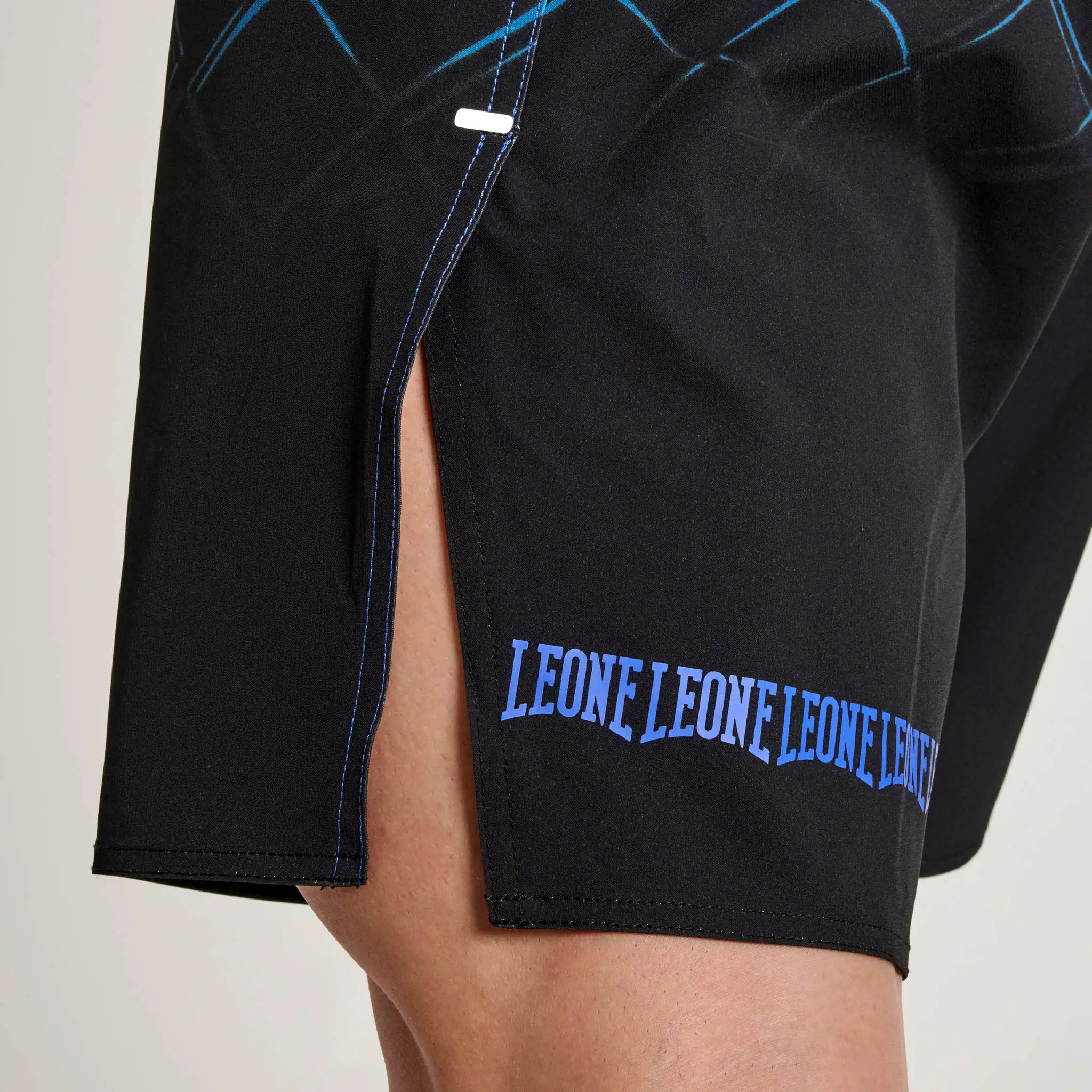 Pantaloncini Leone 1947 MMA CAGE Blu AB975-02 per allenamenti e match di MMA, Grappling e No GI. Pantaloncini Kickboxing.
