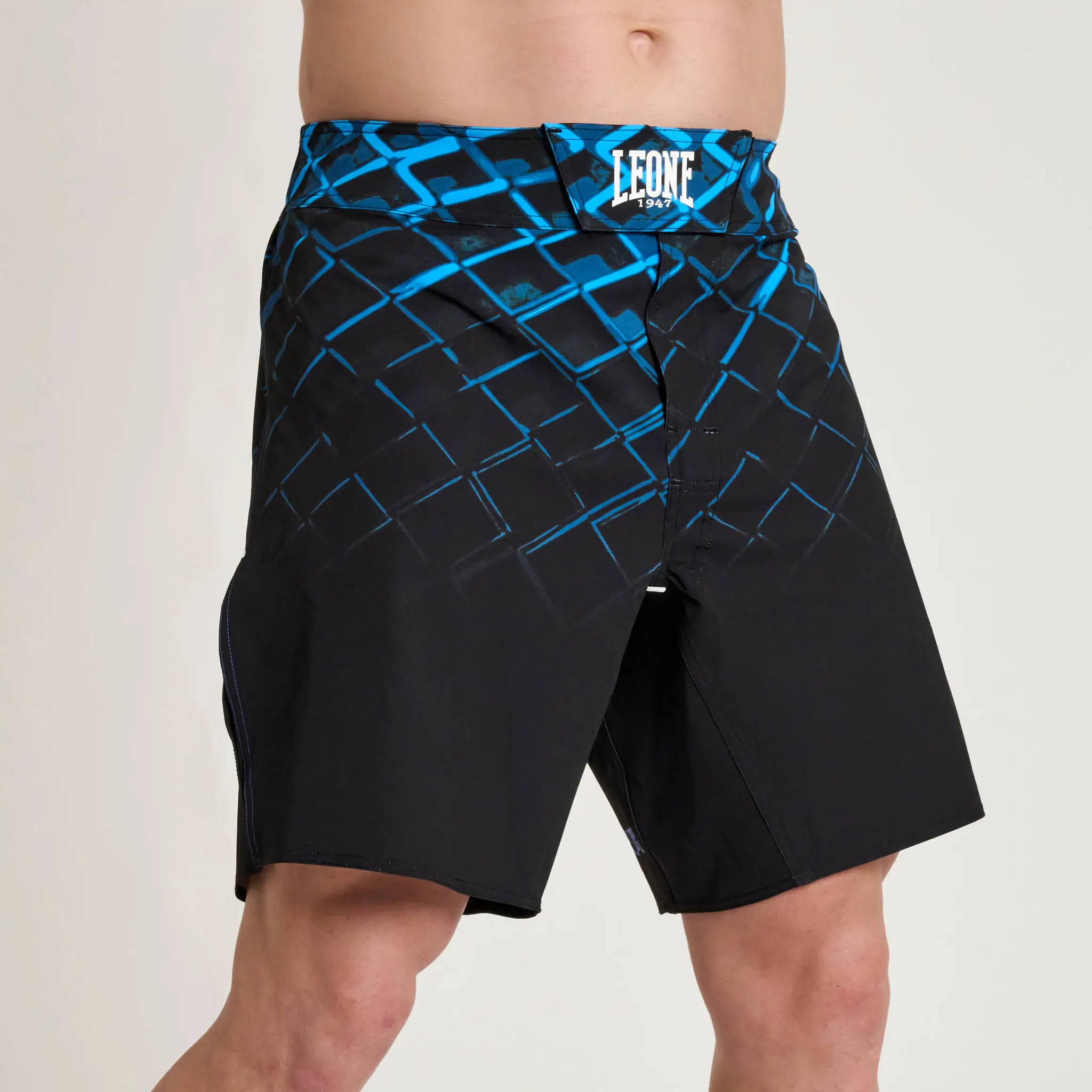Pantaloncini Leone 1947 MMA CAGE Blu AB975-02 per allenamenti e match di MMA, Grappling e No GI. Pantaloncini Kickboxing.