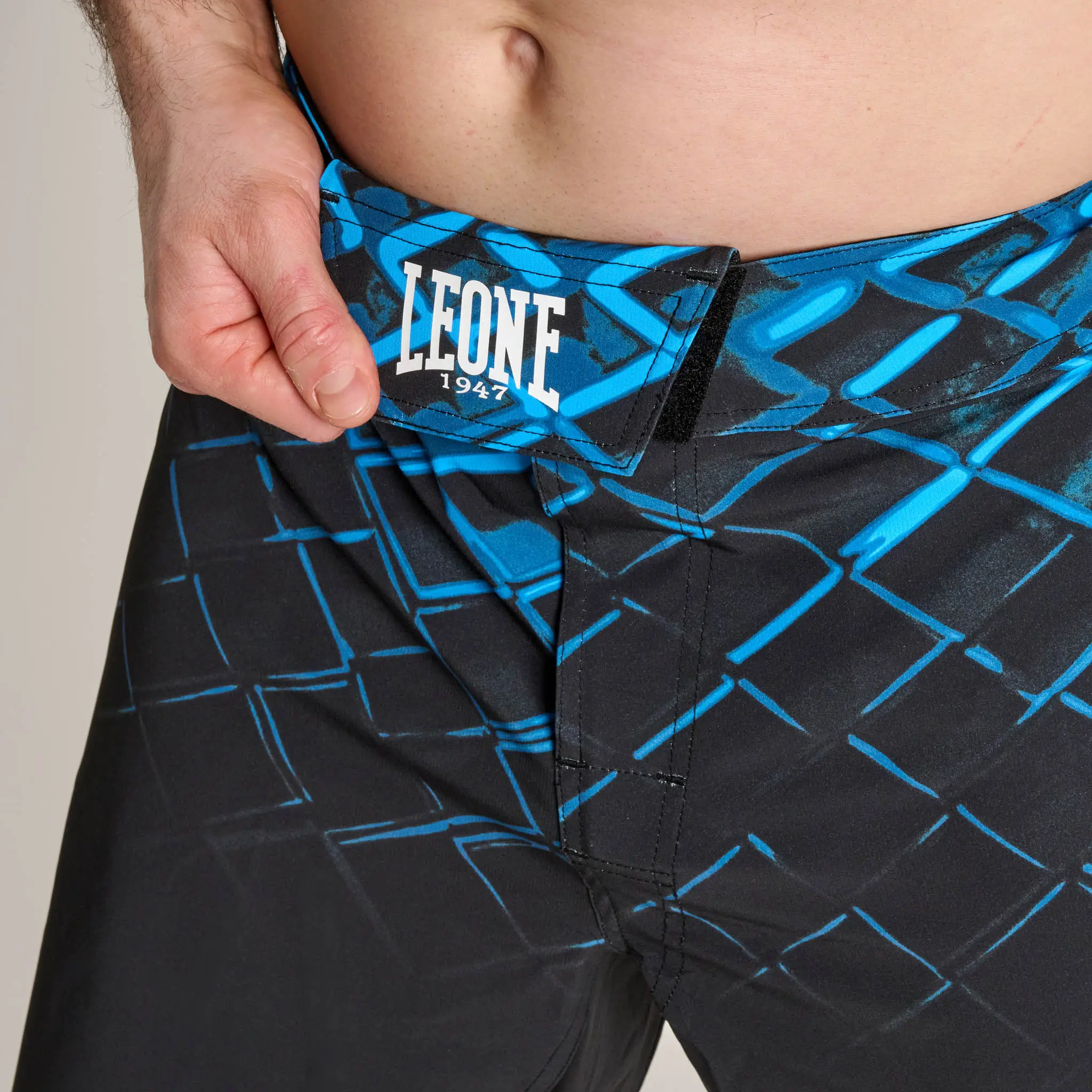 Pantaloncini Leone 1947 MMA CAGE Blu AB975-02 per allenamenti e match di MMA, Grappling e No GI. Pantaloncini Kickboxing.
