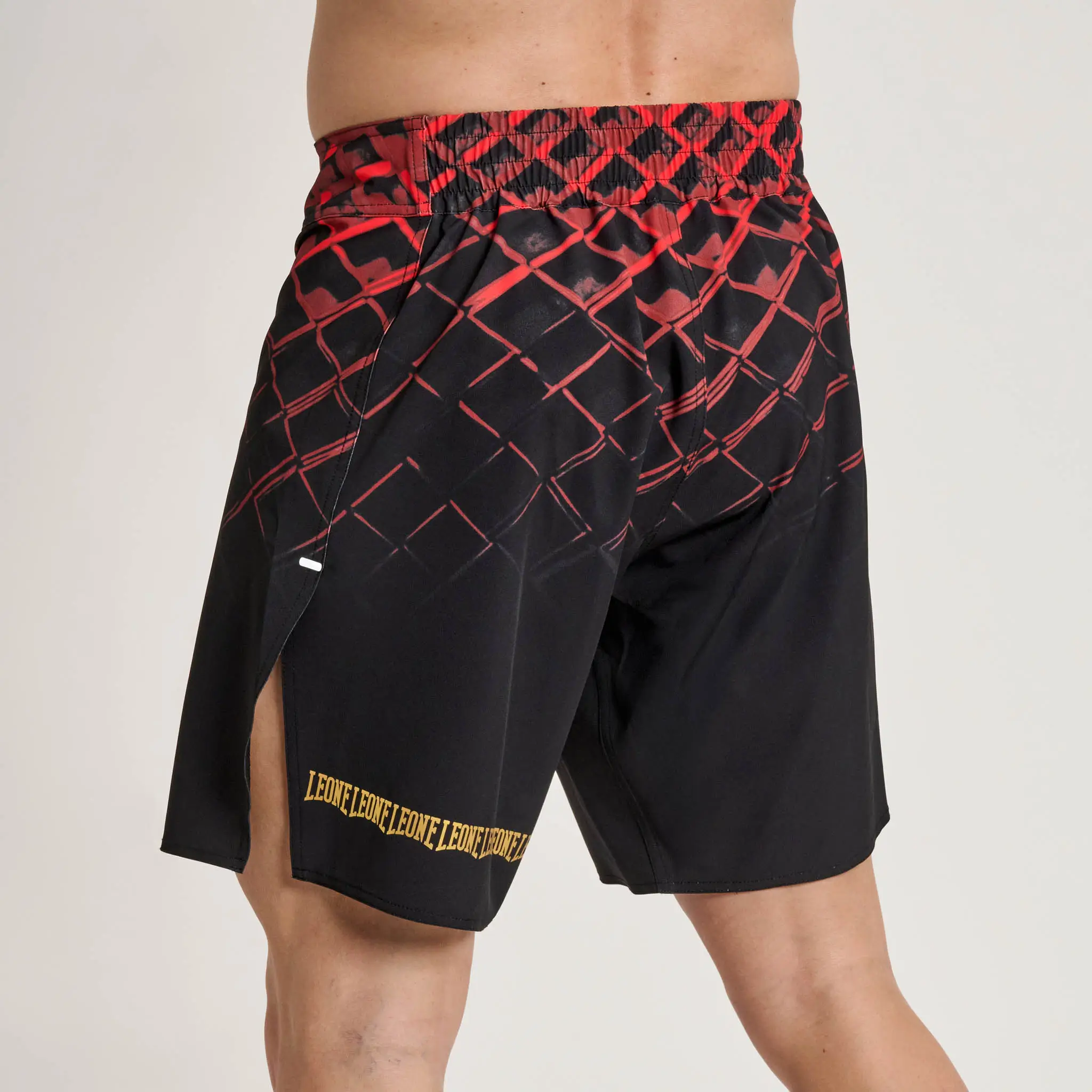 Pantaloncini Leone 1947 MMA CAGE Rosso AB975-03 per allenamenti e match di MMA, Grappling e No GI. Pantaloncini Kickboxing.