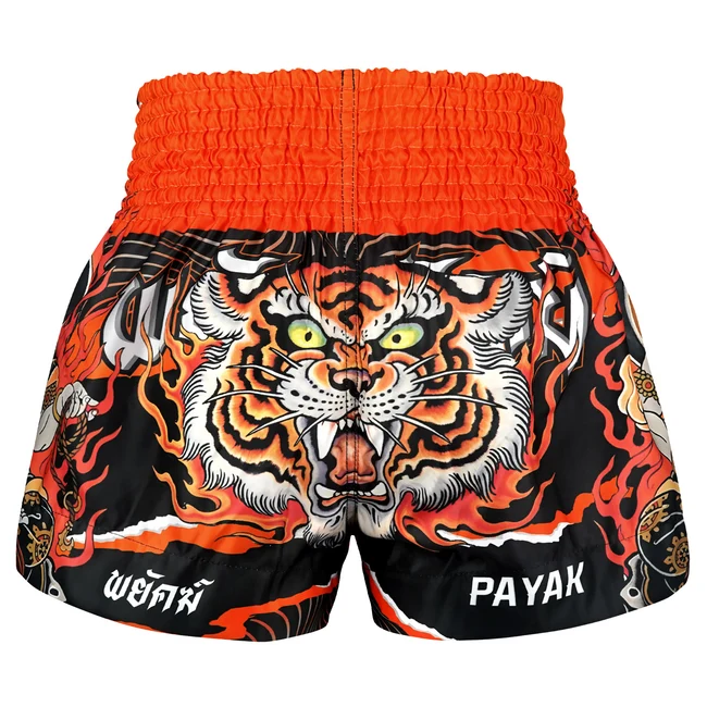 Pantaloncini Muay Thai Tuff Payak Fudo Nero/Arancio TPY-MS006-BLK per allenamenti e match di Muay Thai, e Kickboxing. Pantaloncini Thailandesi in Microfiber leggeri e comodi. Pantaloncini con disegni Muay Thai