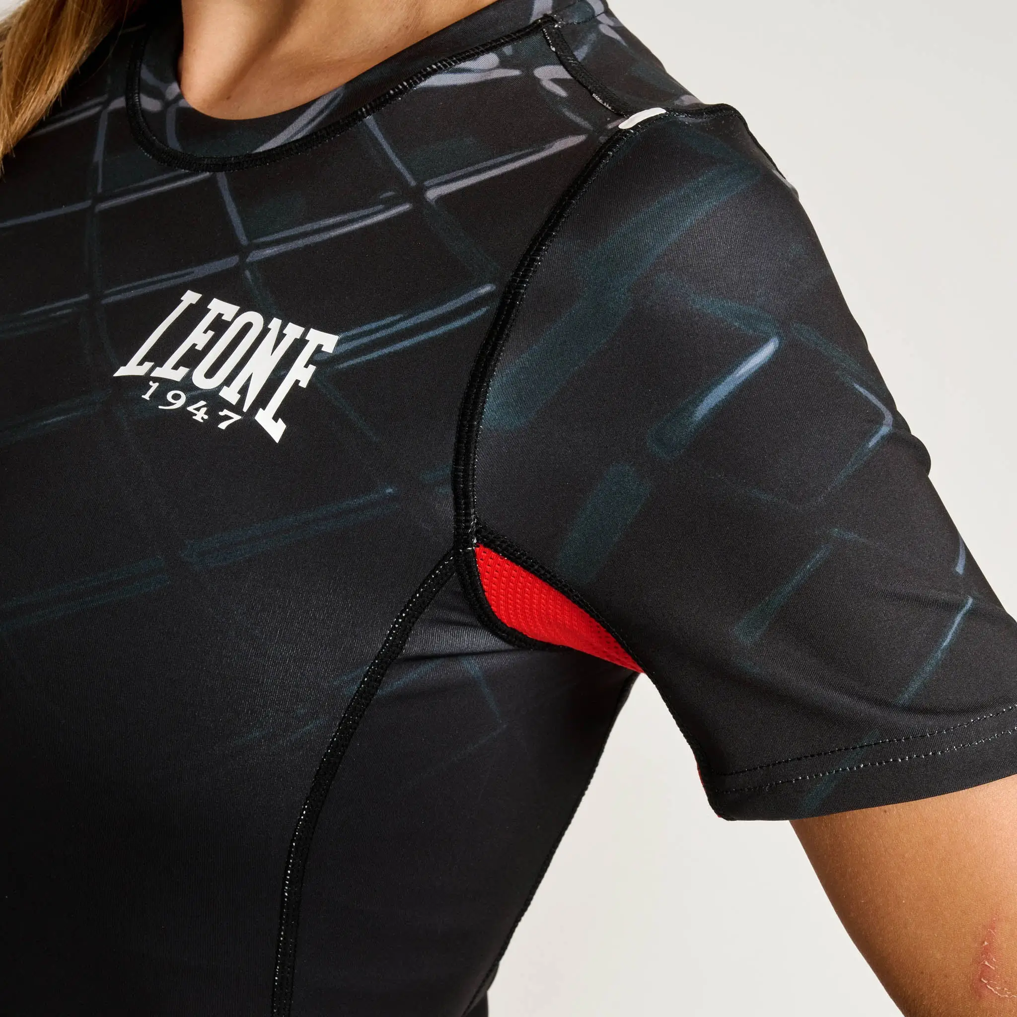 Rashguard Donna manica corta Leone 1947 MMA CAGE Grigio Scuro AB979-27 per allenamenti e match di MMA, Grappling e No Gi. T-Shirt a compressione in tessuto tecnico.