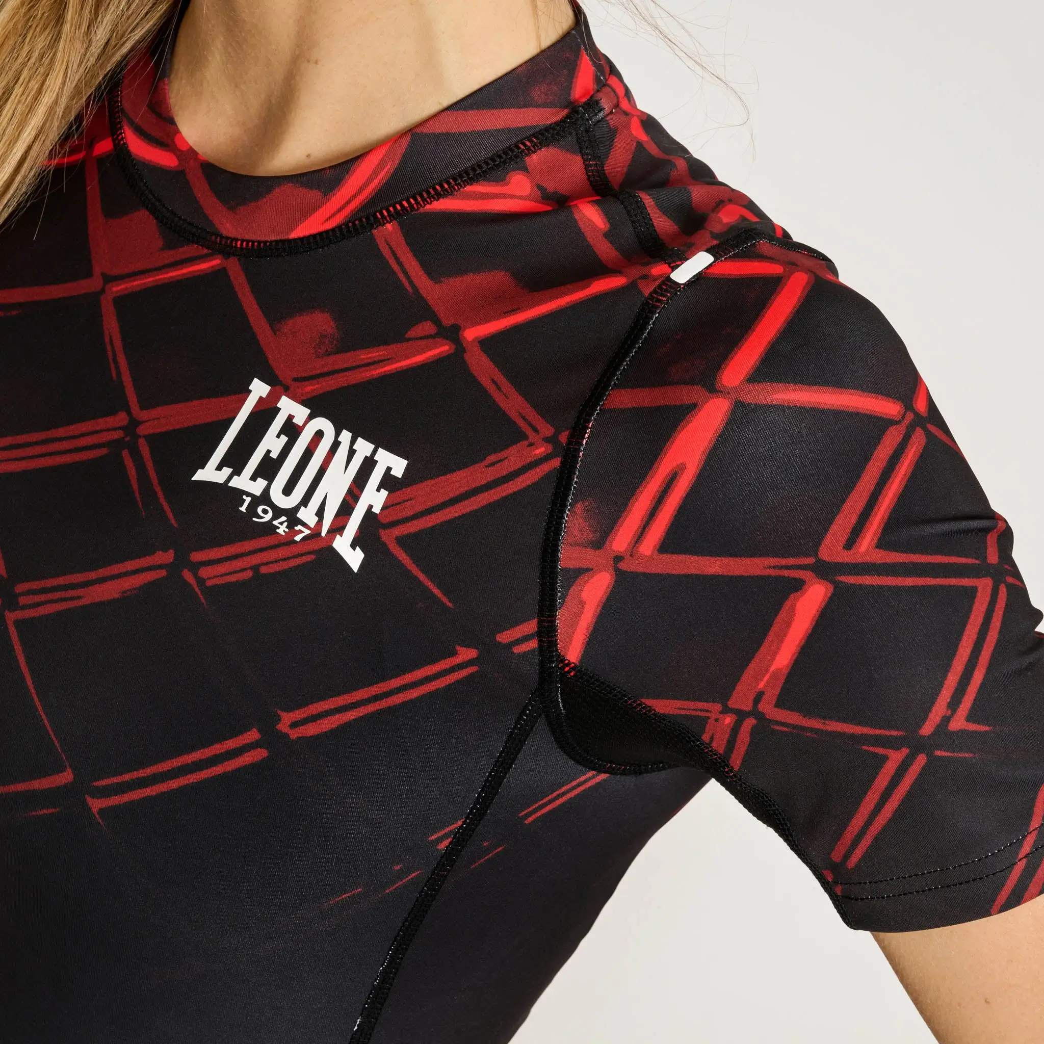 Rashguard Donna manica corta Leone 1947 MMA CAGE Rosso AB979-03 per allenamenti e match di MMA, Grappling e No Gi. T-Shirt a compressione in tessuto tecnico.