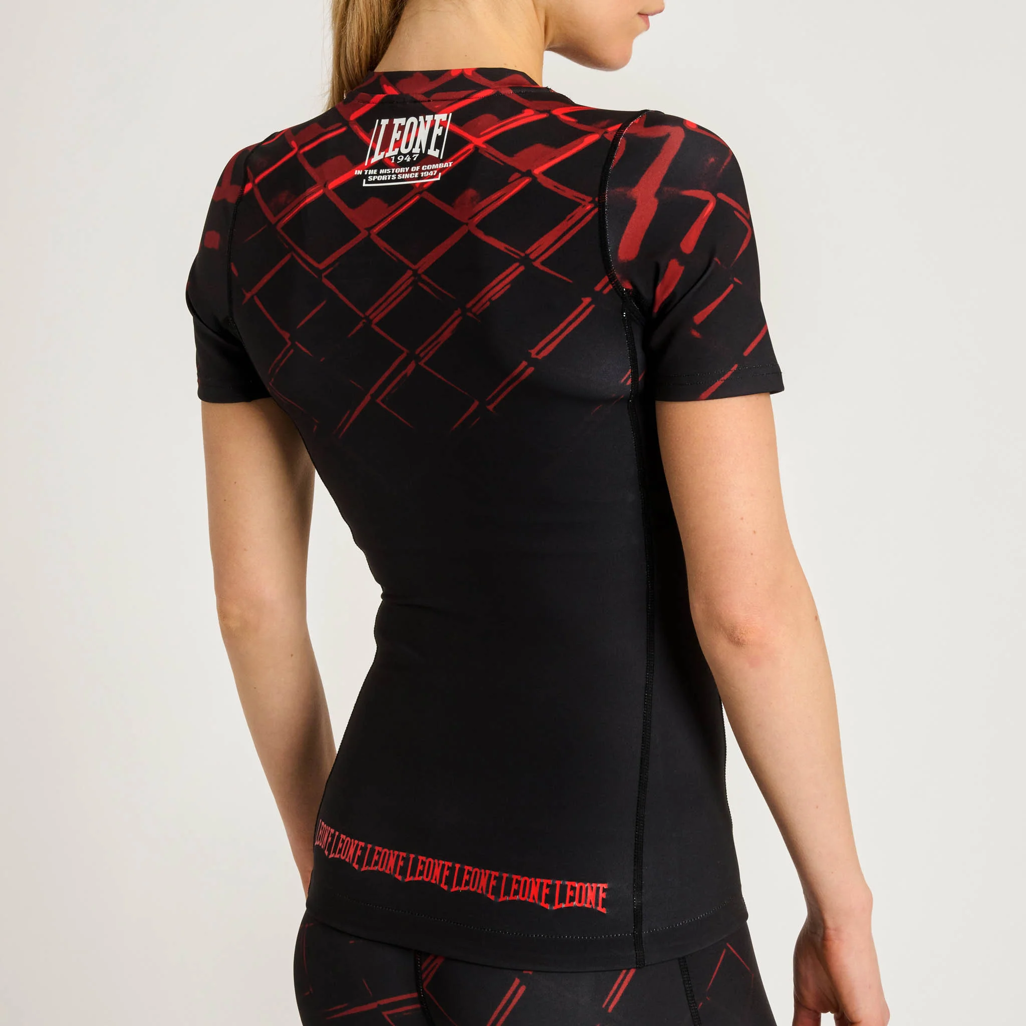 Rashguard Donna manica corta Leone 1947 MMA CAGE Rosso AB979-03 per allenamenti e match di MMA, Grappling e No Gi. T-Shirt a compressione in tessuto tecnico.
